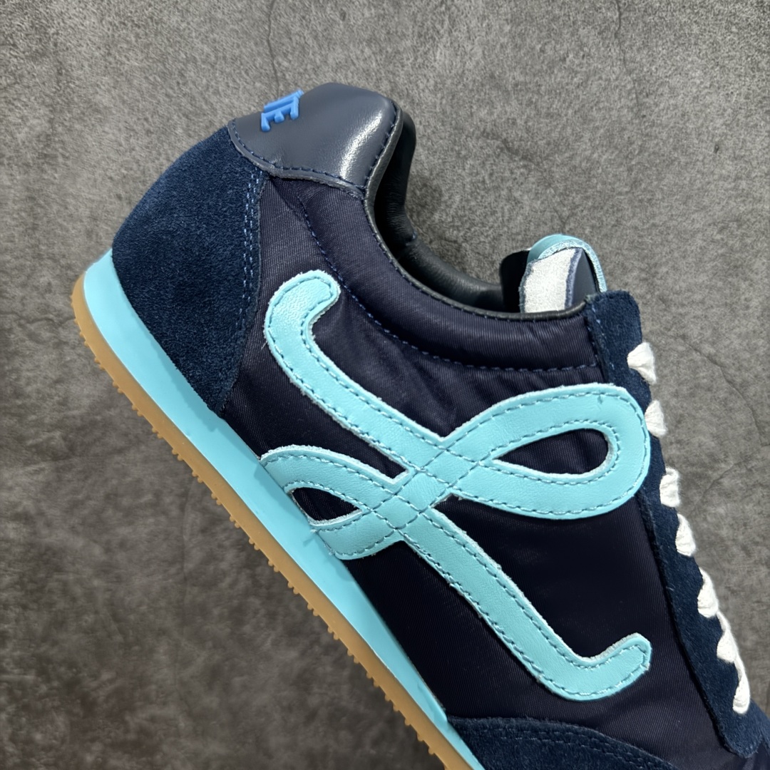 图片[7]-【广东纯原双层礼盒版】罗意威LOEWE 2025 | Ballet Runner2.0 新款芭蕾舞鞋 超级棒 不对称鞋头造型，作为LOEWE的标志性设计 超柔软，轻便且灵活的鞋底，新的波浪纹理橡胶外底，延伸至鞋头，升级的柔软皮革内衬和鞋床，提供最大舒适感，后跟有3D注塑橡胶徽标，真皮和皮料混搭彰显复古风格 内增高拼色德训鞋 阿甘鞋 小白鞋 拼色拼接鞋面 非常高级隐藏式小内增高 脚后跟设计新颖 柔软舒适 会被评为年度最舒适的暴走鞋 如履平地 原版细节 鞋面由进口麂皮 牛皮 原版布拼接 牛皮垫脚 原版定制磨具组合大底 原盒包装 ms内娱明星杨幂等众多同款上脚 小红书 一系列素材图 极具爆款。 尺码 35-39-选品中心