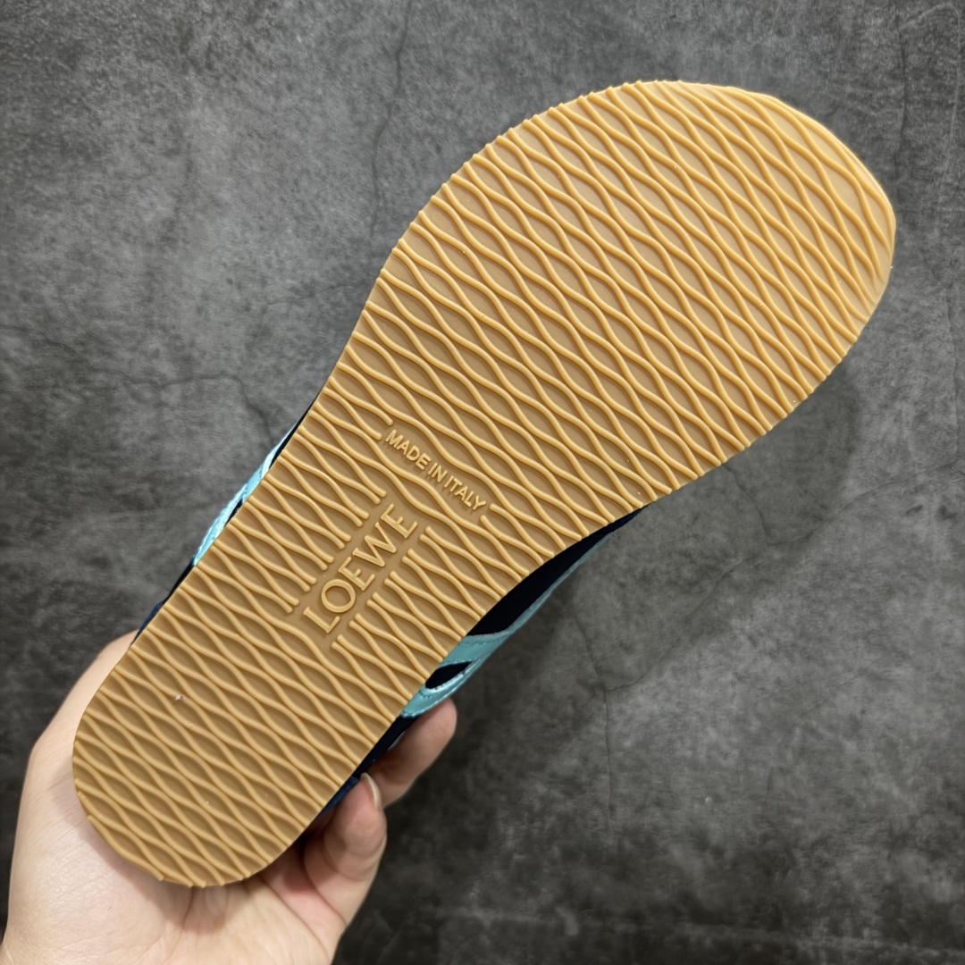 图片[9]-【广东纯原双层礼盒版】罗意威LOEWE 2025 | Ballet Runner2.0 新款芭蕾舞鞋 超级棒 不对称鞋头造型，作为LOEWE的标志性设计 超柔软，轻便且灵活的鞋底，新的波浪纹理橡胶外底，延伸至鞋头，升级的柔软皮革内衬和鞋床，提供最大舒适感，后跟有3D注塑橡胶徽标，真皮和皮料混搭彰显复古风格 内增高拼色德训鞋 阿甘鞋 小白鞋 拼色拼接鞋面 非常高级隐藏式小内增高 脚后跟设计新颖 柔软舒适 会被评为年度最舒适的暴走鞋 如履平地 原版细节 鞋面由进口麂皮 牛皮 原版布拼接 牛皮垫脚 原版定制磨具组合大底 原盒包装 ms内娱明星杨幂等众多同款上脚 小红书 一系列素材图 极具爆款。 尺码 35-39-选品中心