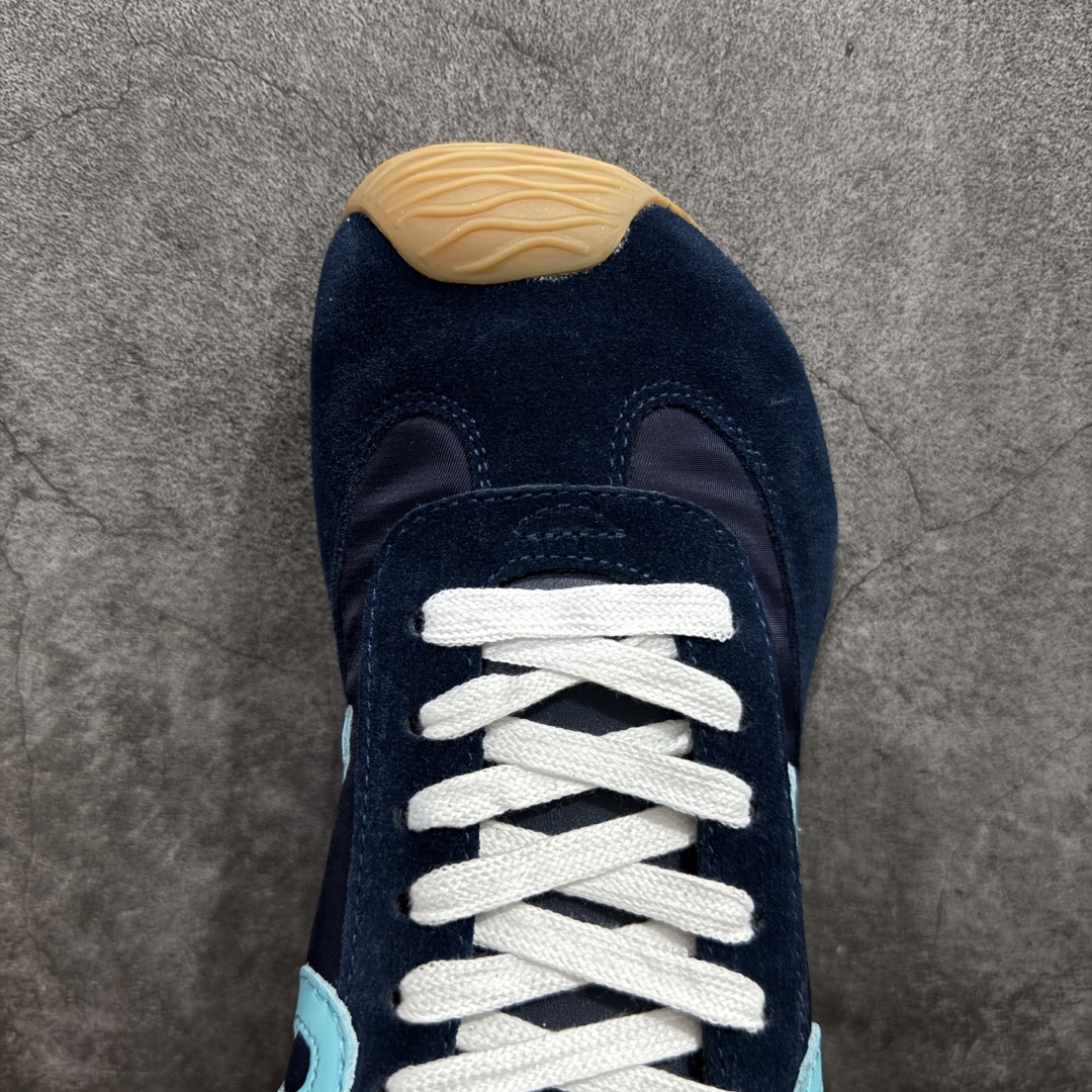 图片[5]-【广东纯原双层礼盒版】罗意威LOEWE 2025 | Ballet Runner2.0 新款芭蕾舞鞋 超级棒 不对称鞋头造型，作为LOEWE的标志性设计 超柔软，轻便且灵活的鞋底，新的波浪纹理橡胶外底，延伸至鞋头，升级的柔软皮革内衬和鞋床，提供最大舒适感，后跟有3D注塑橡胶徽标，真皮和皮料混搭彰显复古风格 内增高拼色德训鞋 阿甘鞋 小白鞋 拼色拼接鞋面 非常高级隐藏式小内增高 脚后跟设计新颖 柔软舒适 会被评为年度最舒适的暴走鞋 如履平地 原版细节 鞋面由进口麂皮 牛皮 原版布拼接 牛皮垫脚 原版定制磨具组合大底 原盒包装 ms内娱明星杨幂等众多同款上脚 小红书 一系列素材图 极具爆款。 尺码 35-39-选品中心