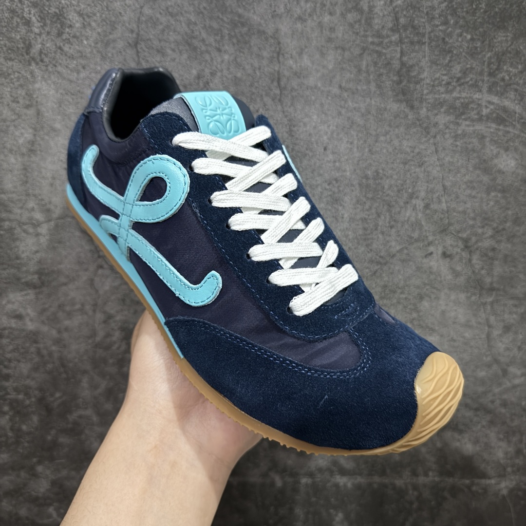 图片[3]-【广东纯原双层礼盒版】罗意威LOEWE 2025 | Ballet Runner2.0 新款芭蕾舞鞋 超级棒 不对称鞋头造型，作为LOEWE的标志性设计 超柔软，轻便且灵活的鞋底，新的波浪纹理橡胶外底，延伸至鞋头，升级的柔软皮革内衬和鞋床，提供最大舒适感，后跟有3D注塑橡胶徽标，真皮和皮料混搭彰显复古风格 内增高拼色德训鞋 阿甘鞋 小白鞋 拼色拼接鞋面 非常高级隐藏式小内增高 脚后跟设计新颖 柔软舒适 会被评为年度最舒适的暴走鞋 如履平地 原版细节 鞋面由进口麂皮 牛皮 原版布拼接 牛皮垫脚 原版定制磨具组合大底 原盒包装 ms内娱明星杨幂等众多同款上脚 小红书 一系列素材图 极具爆款。 尺码 35-39-选品中心