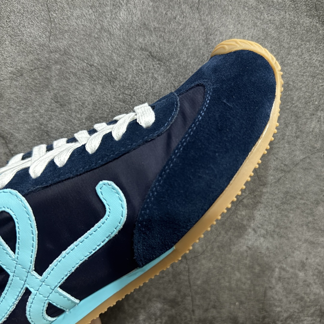 图片[6]-【广东纯原双层礼盒版】罗意威LOEWE 2025 | Ballet Runner2.0 新款芭蕾舞鞋 超级棒 不对称鞋头造型，作为LOEWE的标志性设计 超柔软，轻便且灵活的鞋底，新的波浪纹理橡胶外底，延伸至鞋头，升级的柔软皮革内衬和鞋床，提供最大舒适感，后跟有3D注塑橡胶徽标，真皮和皮料混搭彰显复古风格 内增高拼色德训鞋 阿甘鞋 小白鞋 拼色拼接鞋面 非常高级隐藏式小内增高 脚后跟设计新颖 柔软舒适 会被评为年度最舒适的暴走鞋 如履平地 原版细节 鞋面由进口麂皮 牛皮 原版布拼接 牛皮垫脚 原版定制磨具组合大底 原盒包装 ms内娱明星杨幂等众多同款上脚 小红书 一系列素材图 极具爆款。 尺码 35-39-选品中心