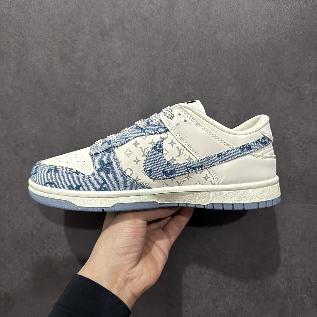 图片[2]-【定制版】Nk SB Dunk Low LV联名 淡蓝牛仔 周年高端定制 低帮休闲板鞋 CH8311-237  #定制鞋盒 大厂纯原品质出货 超高清洁度 皮料切割干净无任何毛边 细节完美   尺码：36 36.5 37.5 38 38.5 39 40 40.5 41 42 42.5 43 44 44.5 45-选品中心