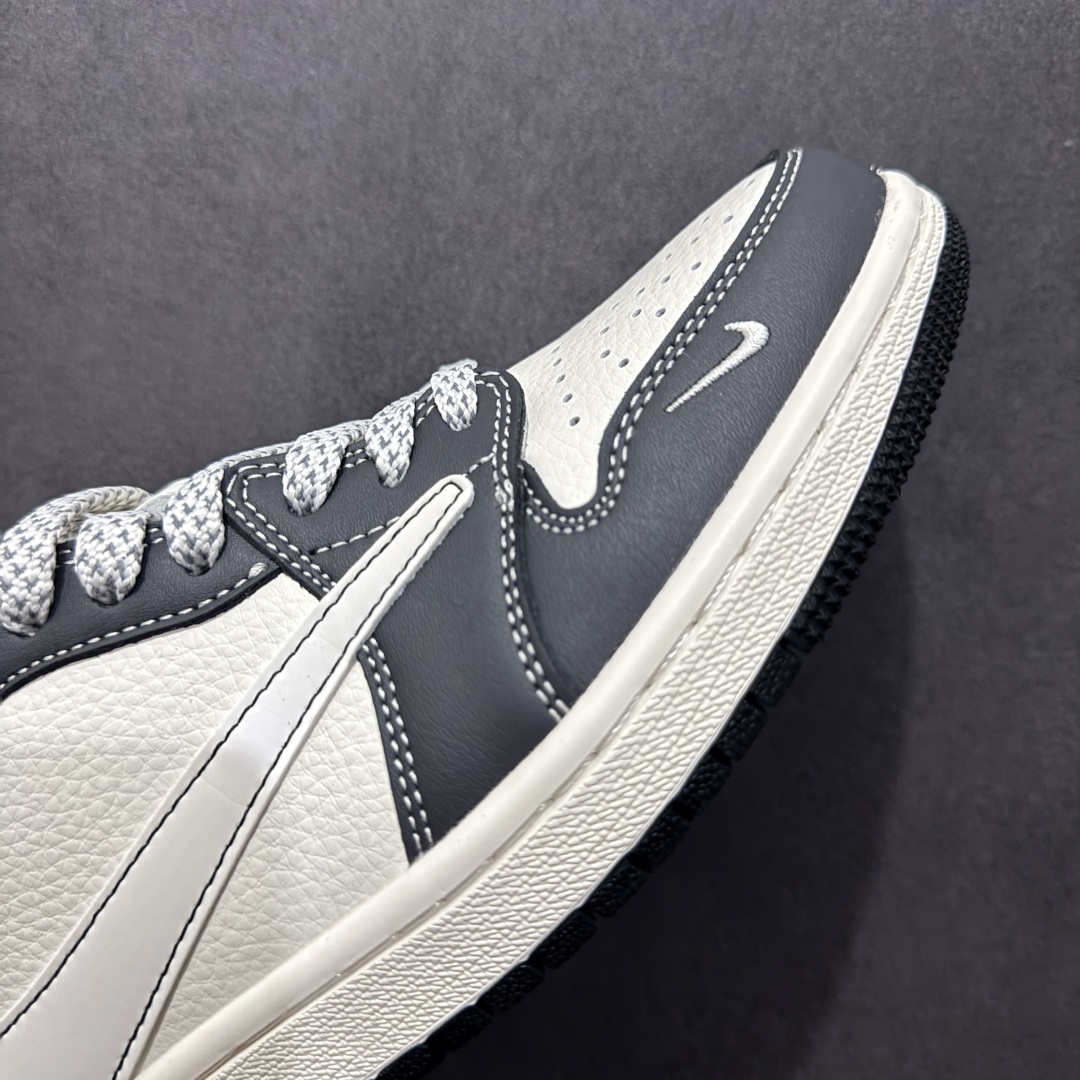 图片[5]-【定制版】Travis Scott x Fragment Design x Air Jordan 1 Low OG SP AJ1 乔1 北面联名 米深灰 低帮文化休闲板鞋 XS6089-509  #多方联名合作融合了Travis Scott 独特的音乐风格，藤原浩个性的设计风格以及Jordan品牌的经典元素 使其成为一双具有独特身份和价值的鞋子 清新而立体的外观加上联名标识更突出了其独特身份 这种配色方案显示出活力和时尚感 在视觉上引人注目 鞋身的质感和细腻的细节处理使其显得高端而格调十足 这款“倒钩”联名是设计与创意完美结合 融合多方的个性风格是一款备受瞩目的潮流鞋款  尺码：36 36.5 37.5 38 38.5 39 40 40.5 41 42 42.5 43 44 44.5 45-选品中心