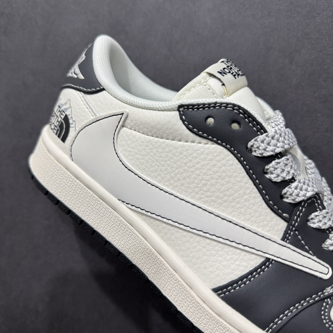 图片[6]-【定制版】Travis Scott x Fragment Design x Air Jordan 1 Low OG SP AJ1 乔1 北面联名 米深灰 低帮文化休闲板鞋 XS6089-509  #多方联名合作融合了Travis Scott 独特的音乐风格，藤原浩个性的设计风格以及Jordan品牌的经典元素 使其成为一双具有独特身份和价值的鞋子 清新而立体的外观加上联名标识更突出了其独特身份 这种配色方案显示出活力和时尚感 在视觉上引人注目 鞋身的质感和细腻的细节处理使其显得高端而格调十足 这款“倒钩”联名是设计与创意完美结合 融合多方的个性风格是一款备受瞩目的潮流鞋款  尺码：36 36.5 37.5 38 38.5 39 40 40.5 41 42 42.5 43 44 44.5 45-选品中心