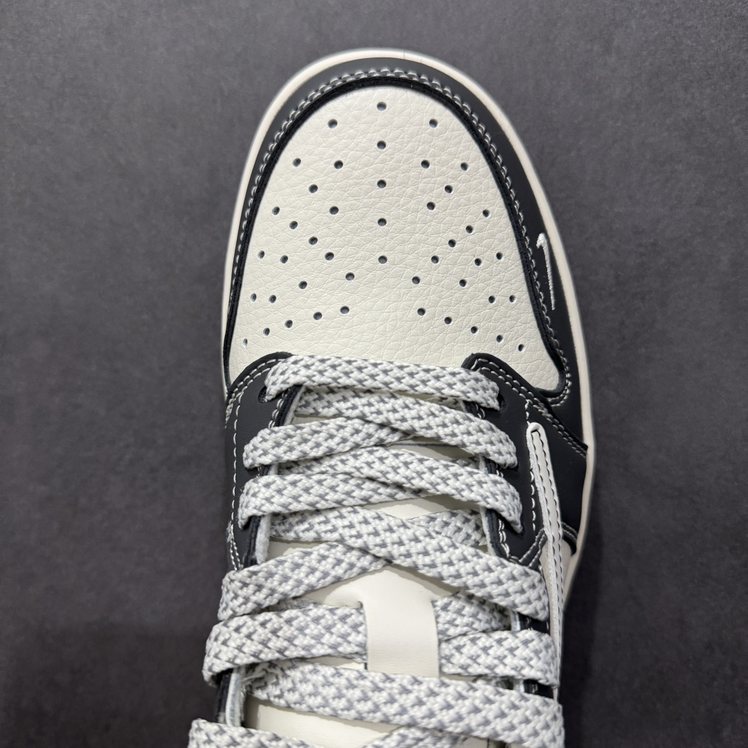 图片[8]-【定制版】Travis Scott x Fragment Design x Air Jordan 1 Low OG SP AJ1 乔1 北面联名 米深灰 低帮文化休闲板鞋 XS6089-509  #多方联名合作融合了Travis Scott 独特的音乐风格，藤原浩个性的设计风格以及Jordan品牌的经典元素 使其成为一双具有独特身份和价值的鞋子 清新而立体的外观加上联名标识更突出了其独特身份 这种配色方案显示出活力和时尚感 在视觉上引人注目 鞋身的质感和细腻的细节处理使其显得高端而格调十足 这款“倒钩”联名是设计与创意完美结合 融合多方的个性风格是一款备受瞩目的潮流鞋款  尺码：36 36.5 37.5 38 38.5 39 40 40.5 41 42 42.5 43 44 44.5 45-选品中心