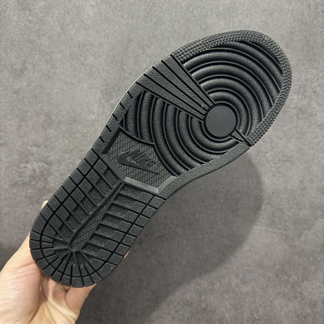 图片[9]-【定制版】Travis Scott x Fragment Design x Air Jordan 1 Low OG SP AJ1 乔1 北面联名 米深灰 低帮文化休闲板鞋 XS6089-509  #多方联名合作融合了Travis Scott 独特的音乐风格，藤原浩个性的设计风格以及Jordan品牌的经典元素 使其成为一双具有独特身份和价值的鞋子 清新而立体的外观加上联名标识更突出了其独特身份 这种配色方案显示出活力和时尚感 在视觉上引人注目 鞋身的质感和细腻的细节处理使其显得高端而格调十足 这款“倒钩”联名是设计与创意完美结合 融合多方的个性风格是一款备受瞩目的潮流鞋款  尺码：36 36.5 37.5 38 38.5 39 40 40.5 41 42 42.5 43 44 44.5 45-选品中心