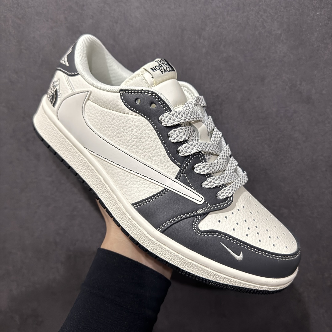 图片[3]-【定制版】Travis Scott x Fragment Design x Air Jordan 1 Low OG SP AJ1 乔1 北面联名 米深灰 低帮文化休闲板鞋 XS6089-509  #多方联名合作融合了Travis Scott 独特的音乐风格，藤原浩个性的设计风格以及Jordan品牌的经典元素 使其成为一双具有独特身份和价值的鞋子 清新而立体的外观加上联名标识更突出了其独特身份 这种配色方案显示出活力和时尚感 在视觉上引人注目 鞋身的质感和细腻的细节处理使其显得高端而格调十足 这款“倒钩”联名是设计与创意完美结合 融合多方的个性风格是一款备受瞩目的潮流鞋款  尺码：36 36.5 37.5 38 38.5 39 40 40.5 41 42 42.5 43 44 44.5 45-选品中心