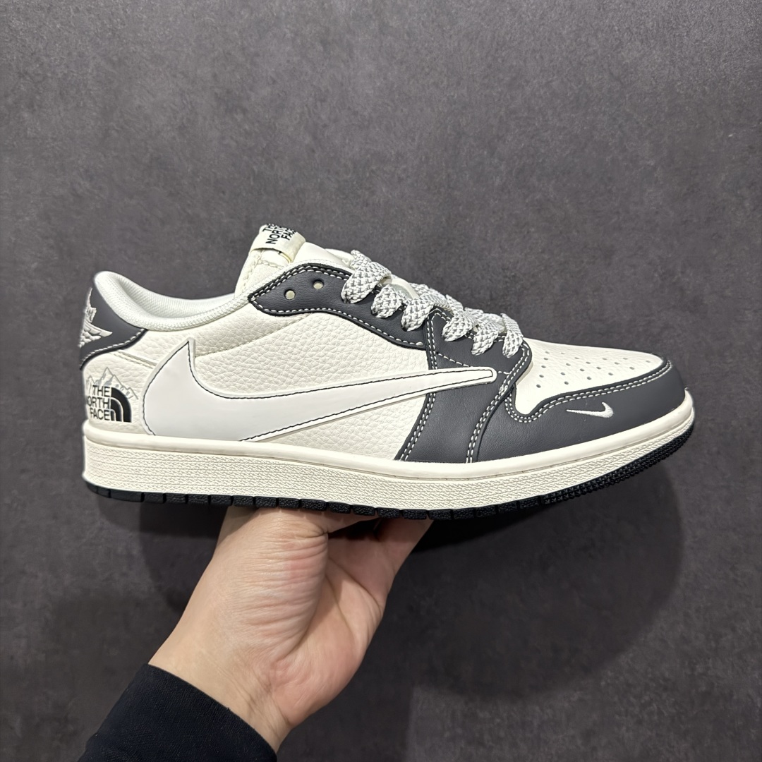 【定制版】Travis Scott x Fragment Design x Air Jordan 1 Low OG SP AJ1 乔1 北面联名 米深灰 低帮文化休闲板鞋 XS6089-509  #多方联名合作融合了Travis Scott 独特的音乐风格,藤原浩个性的设计风格以及Jordan品牌的经典元素 使其成为一双具有独特身份和价值的鞋子 清新而立体的外观加上联名标识更突出了其独特身份 这种配色方案显示出活力和时尚感 在视觉上引人注目 鞋身的质感和细腻的细节处理使其显得高端而格调十足 这款“倒钩”联名是设计与创意完美结合 融合多方的个性风格是一款备受瞩目的潮流鞋款  尺码:36 36.5 37.5 38 38.5 39 40 40.5 41 42 42.5 43 44 44.5 45-选品中心