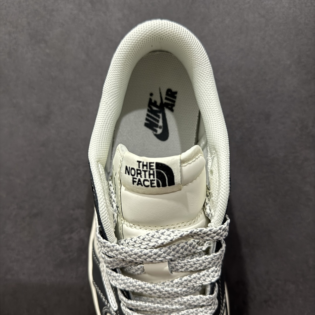 图片[7]-【定制版】Travis Scott x Fragment Design x Air Jordan 1 Low OG SP AJ1 乔1 北面联名 米深灰 低帮文化休闲板鞋 XS6089-509  #多方联名合作融合了Travis Scott 独特的音乐风格，藤原浩个性的设计风格以及Jordan品牌的经典元素 使其成为一双具有独特身份和价值的鞋子 清新而立体的外观加上联名标识更突出了其独特身份 这种配色方案显示出活力和时尚感 在视觉上引人注目 鞋身的质感和细腻的细节处理使其显得高端而格调十足 这款“倒钩”联名是设计与创意完美结合 融合多方的个性风格是一款备受瞩目的潮流鞋款  尺码：36 36.5 37.5 38 38.5 39 40 40.5 41 42 42.5 43 44 44.5 45-选品中心