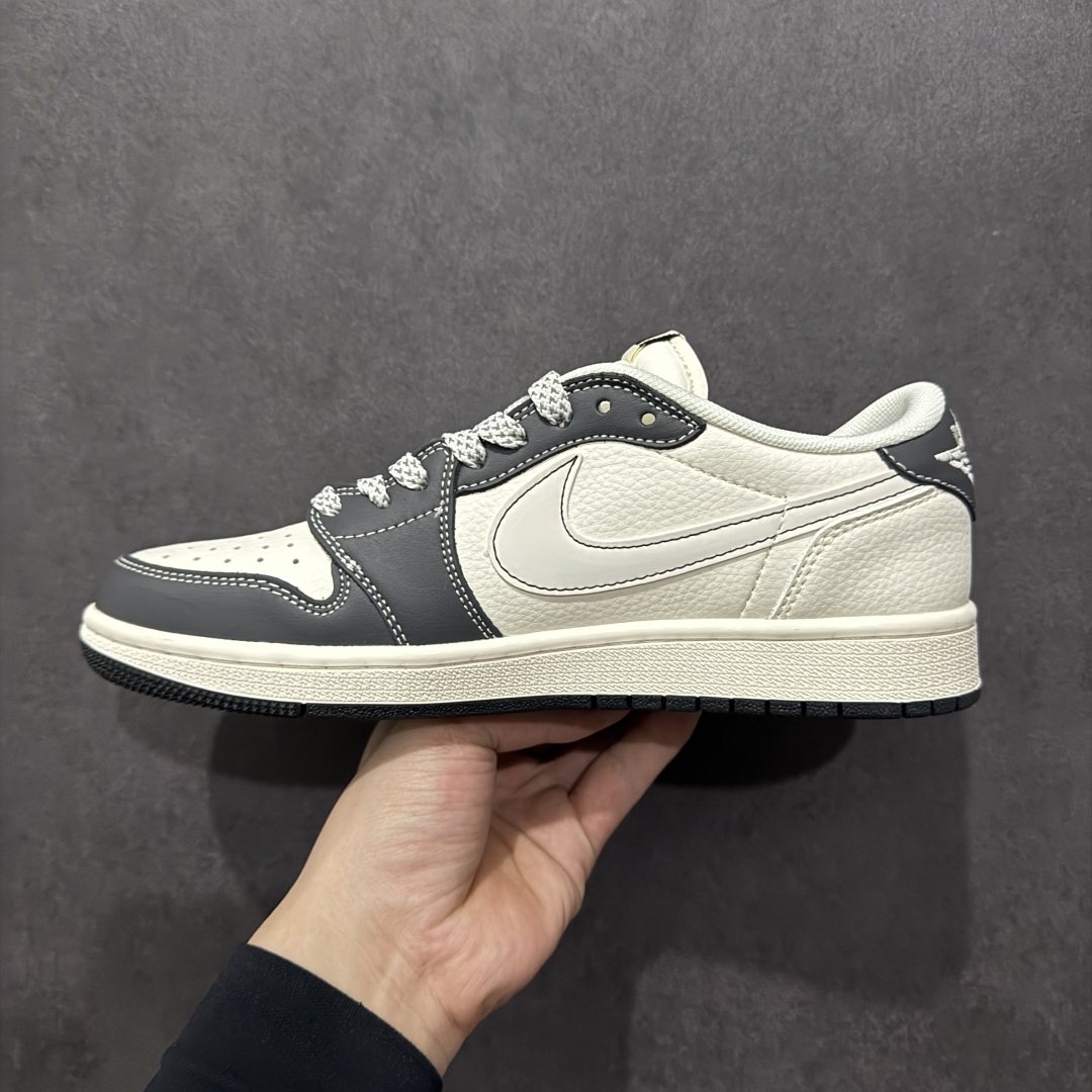 图片[2]-【定制版】Travis Scott x Fragment Design x Air Jordan 1 Low OG SP AJ1 乔1 北面联名 米深灰 低帮文化休闲板鞋 XS6089-509  #多方联名合作融合了Travis Scott 独特的音乐风格，藤原浩个性的设计风格以及Jordan品牌的经典元素 使其成为一双具有独特身份和价值的鞋子 清新而立体的外观加上联名标识更突出了其独特身份 这种配色方案显示出活力和时尚感 在视觉上引人注目 鞋身的质感和细腻的细节处理使其显得高端而格调十足 这款“倒钩”联名是设计与创意完美结合 融合多方的个性风格是一款备受瞩目的潮流鞋款  尺码：36 36.5 37.5 38 38.5 39 40 40.5 41 42 42.5 43 44 44.5 45-选品中心