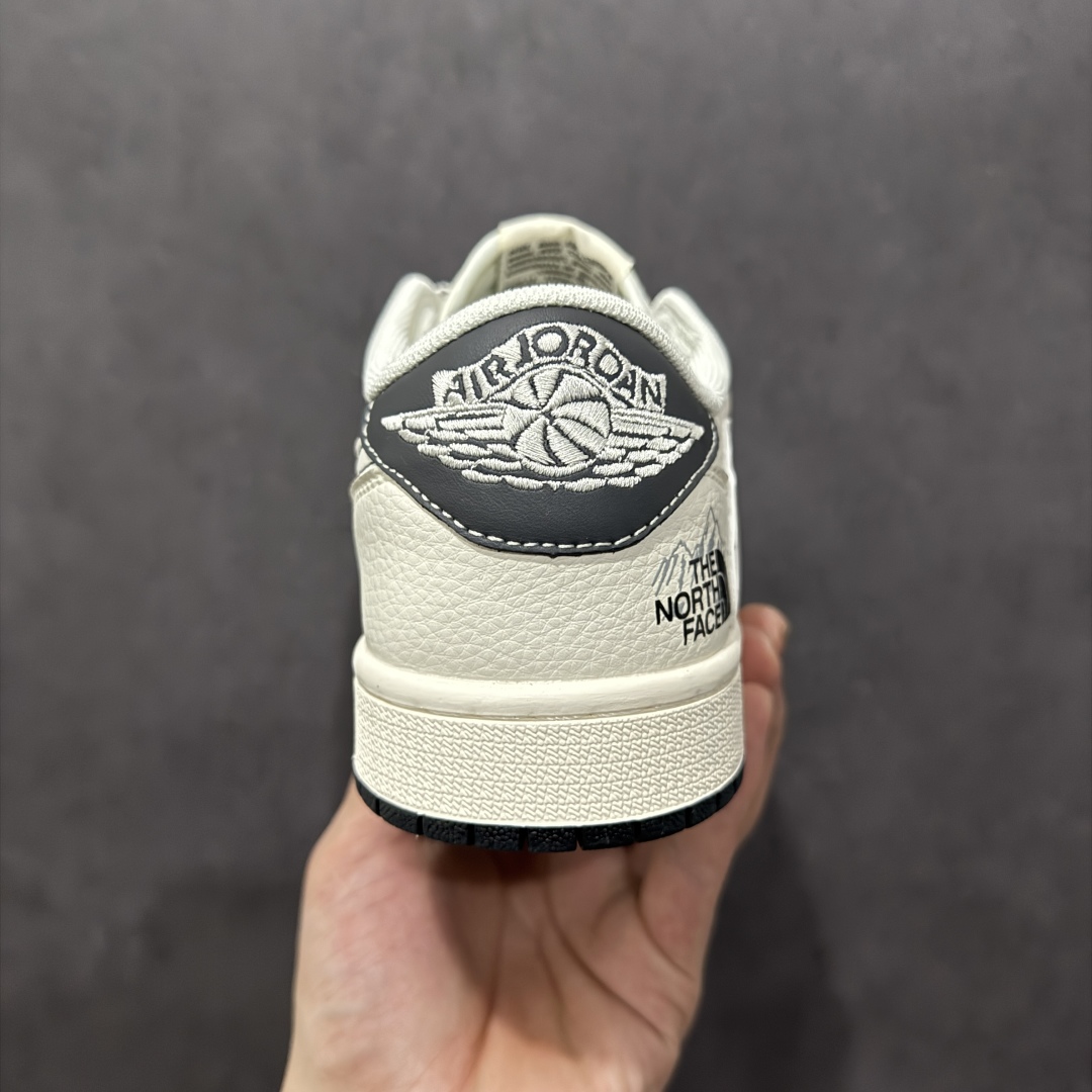 图片[4]-【定制版】Travis Scott x Fragment Design x Air Jordan 1 Low OG SP AJ1 乔1 北面联名 米深灰 低帮文化休闲板鞋 XS6089-509  #多方联名合作融合了Travis Scott 独特的音乐风格，藤原浩个性的设计风格以及Jordan品牌的经典元素 使其成为一双具有独特身份和价值的鞋子 清新而立体的外观加上联名标识更突出了其独特身份 这种配色方案显示出活力和时尚感 在视觉上引人注目 鞋身的质感和细腻的细节处理使其显得高端而格调十足 这款“倒钩”联名是设计与创意完美结合 融合多方的个性风格是一款备受瞩目的潮流鞋款  尺码：36 36.5 37.5 38 38.5 39 40 40.5 41 42 42.5 43 44 44.5 45-选品中心