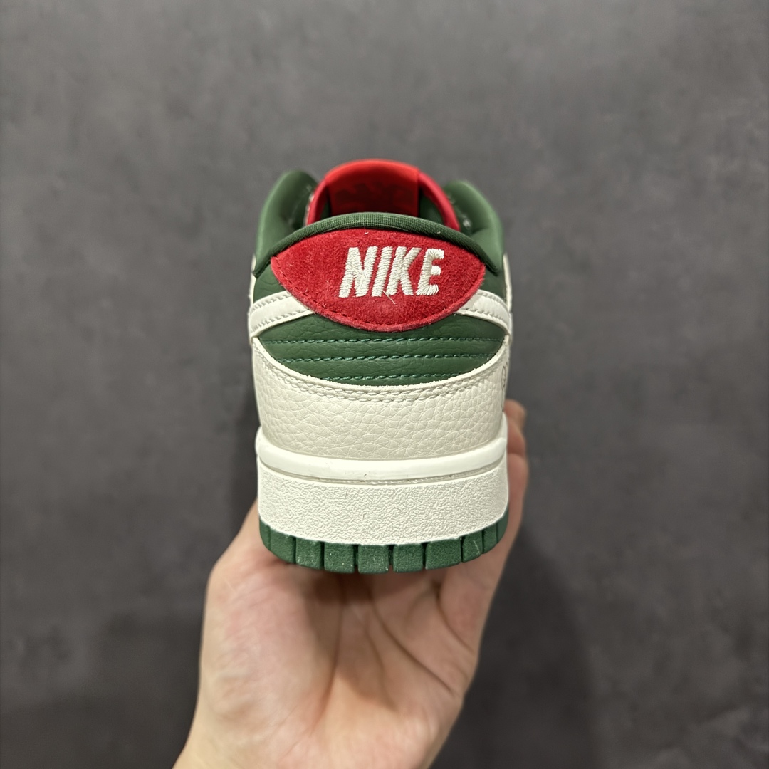 图片[4]-【定制版】Nk SB Dunk Low Supreme x Kaws三方联名 米绿米白勾 周年高端定制 低帮休闲板鞋 KK1333-032  #定制鞋盒 大厂纯原品质出货 超高清洁度 皮料切割干净无任何毛边 细节完美   尺码：36 36.5 37.5 38 38.5 39 40 40.5 41 42 42.5 43 44 44.5 45-选品中心