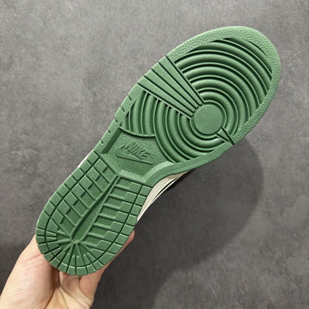 图片[9]-【定制版】Nk SB Dunk Low Supreme x Kaws三方联名 米绿米白勾 周年高端定制 低帮休闲板鞋 KK1333-032  #定制鞋盒 大厂纯原品质出货 超高清洁度 皮料切割干净无任何毛边 细节完美   尺码：36 36.5 37.5 38 38.5 39 40 40.5 41 42 42.5 43 44 44.5 45-选品中心