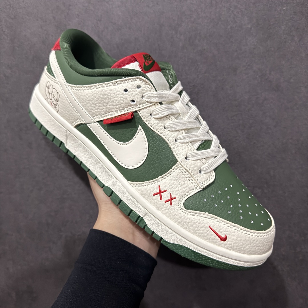 图片[3]-【定制版】Nk SB Dunk Low Supreme x Kaws三方联名 米绿米白勾 周年高端定制 低帮休闲板鞋 KK1333-032  #定制鞋盒 大厂纯原品质出货 超高清洁度 皮料切割干净无任何毛边 细节完美   尺码：36 36.5 37.5 38 38.5 39 40 40.5 41 42 42.5 43 44 44.5 45-选品中心