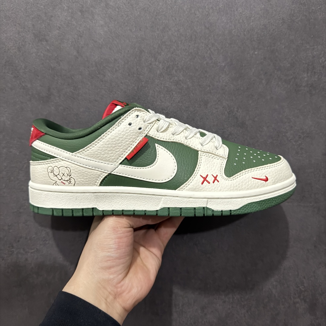 【定制版】Nk SB Dunk Low Supreme x Kaws三方联名 米绿米白勾 周年高端定制 低帮休闲板鞋 KK1333-032  #定制鞋盒 大厂纯原品质出货 超高清洁度 皮料切割干净无任何毛边 细节完美   尺码:36 36.5 37.5 38 38.5 39 40 40.5 41 42 42.5 43 44 44.5 45-选品中心
