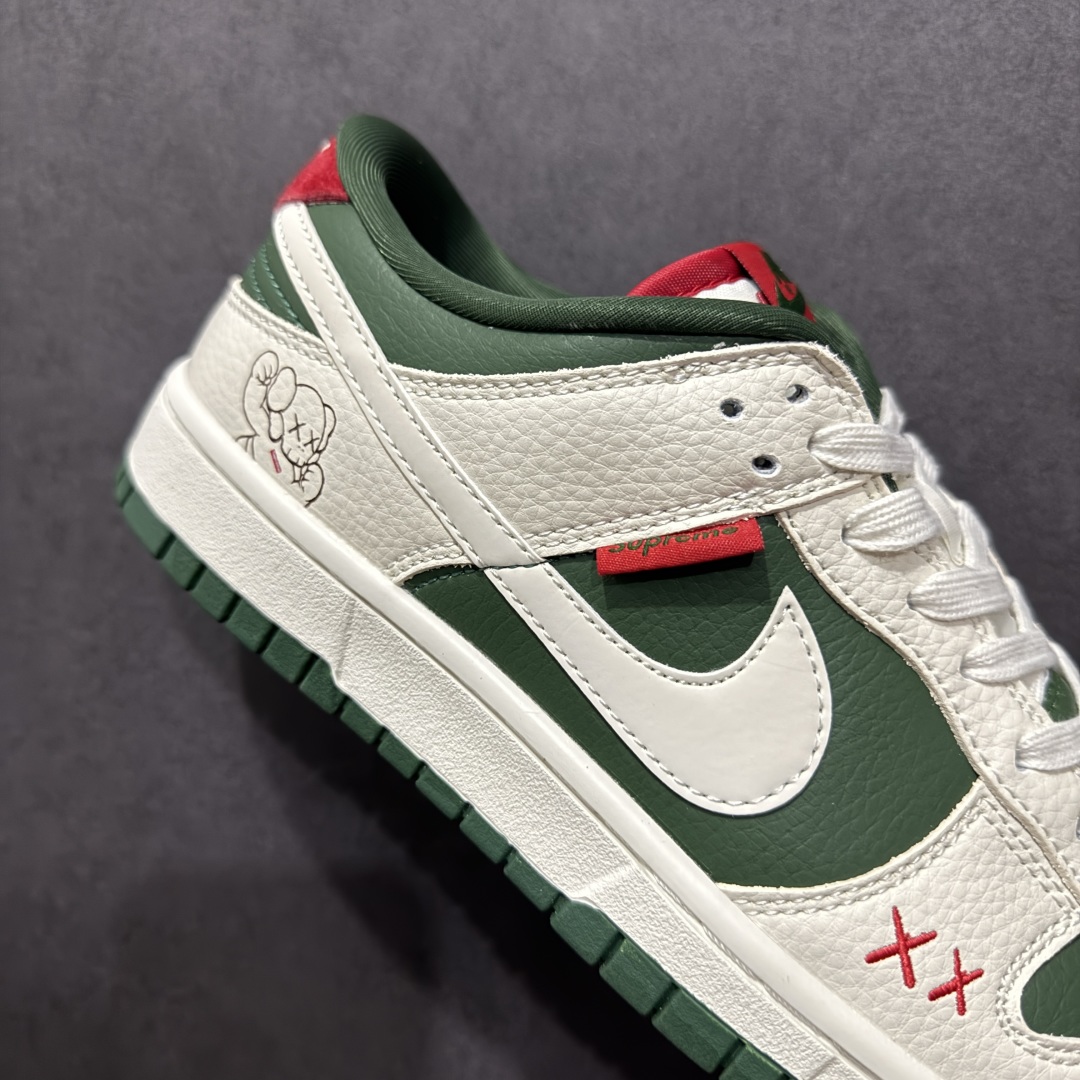 图片[6]-【定制版】Nk SB Dunk Low Supreme x Kaws三方联名 米绿米白勾 周年高端定制 低帮休闲板鞋 KK1333-032  #定制鞋盒 大厂纯原品质出货 超高清洁度 皮料切割干净无任何毛边 细节完美   尺码：36 36.5 37.5 38 38.5 39 40 40.5 41 42 42.5 43 44 44.5 45-选品中心
