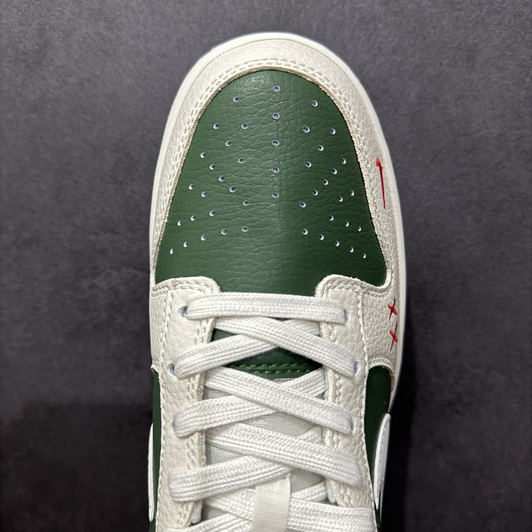 图片[8]-【定制版】Nk SB Dunk Low Supreme x Kaws三方联名 米绿米白勾 周年高端定制 低帮休闲板鞋 KK1333-032  #定制鞋盒 大厂纯原品质出货 超高清洁度 皮料切割干净无任何毛边 细节完美   尺码：36 36.5 37.5 38 38.5 39 40 40.5 41 42 42.5 43 44 44.5 45-选品中心