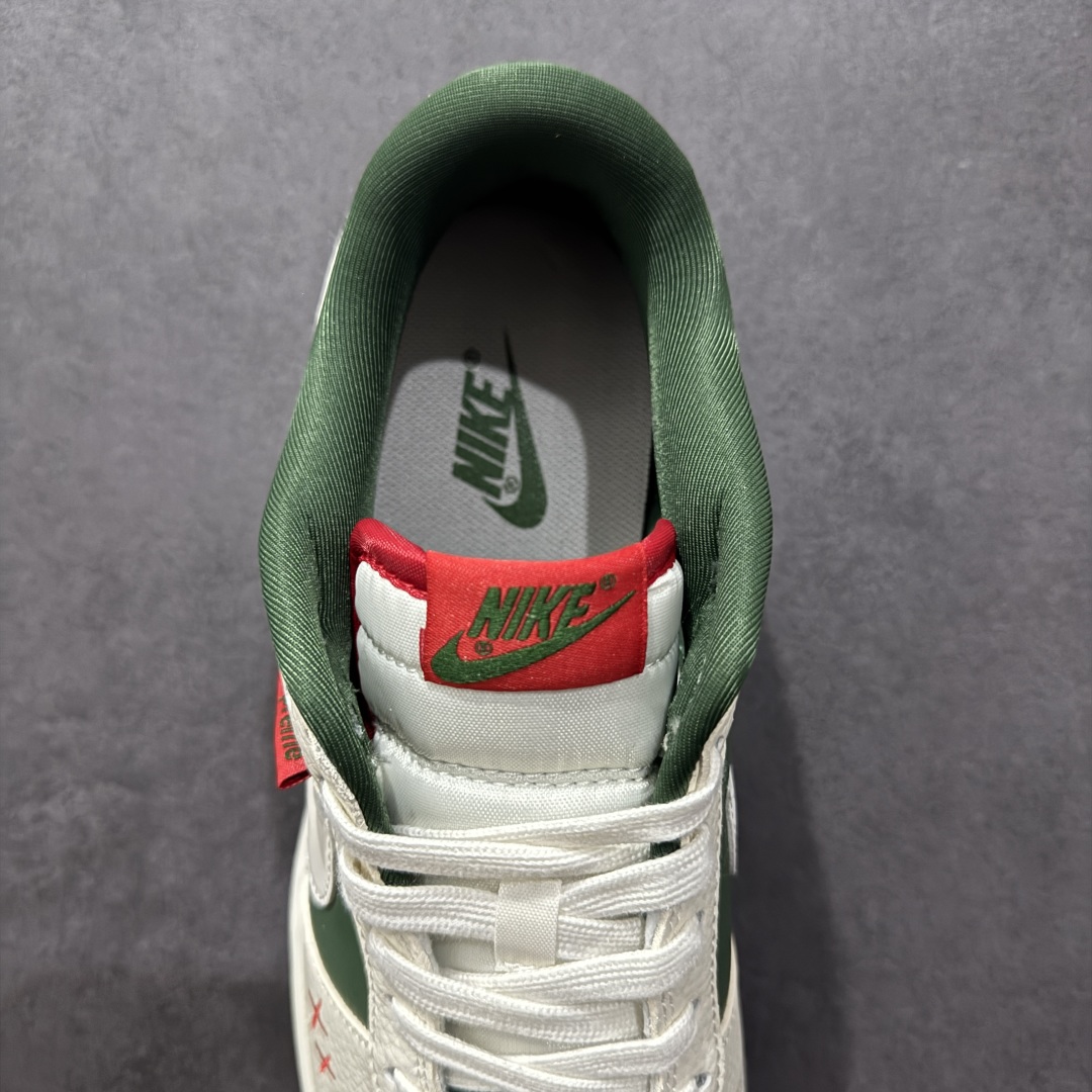 图片[7]-【定制版】Nk SB Dunk Low Supreme x Kaws三方联名 米绿米白勾 周年高端定制 低帮休闲板鞋 KK1333-032  #定制鞋盒 大厂纯原品质出货 超高清洁度 皮料切割干净无任何毛边 细节完美   尺码：36 36.5 37.5 38 38.5 39 40 40.5 41 42 42.5 43 44 44.5 45-选品中心