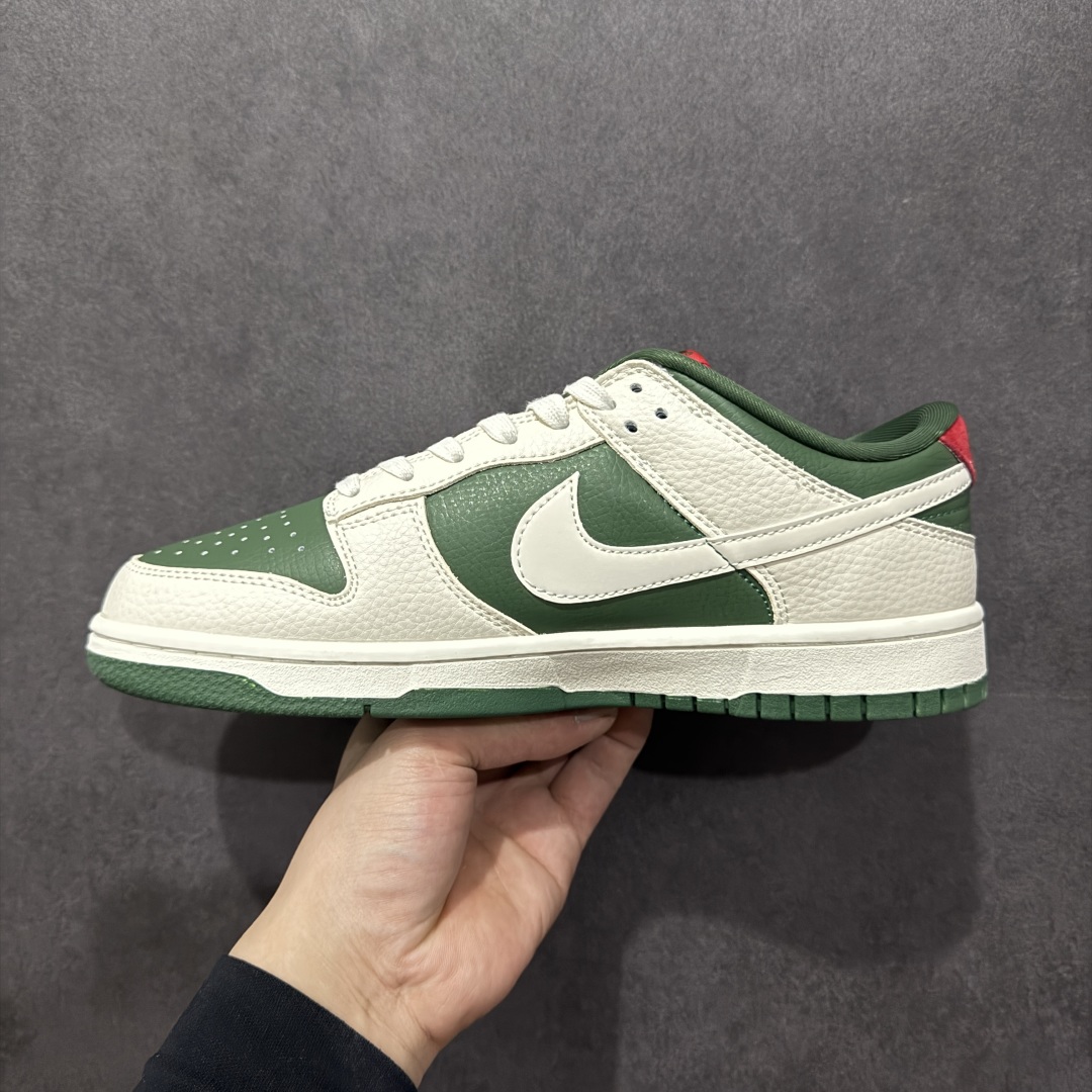 图片[2]-【定制版】Nk SB Dunk Low Supreme x Kaws三方联名 米绿米白勾 周年高端定制 低帮休闲板鞋 KK1333-032  #定制鞋盒 大厂纯原品质出货 超高清洁度 皮料切割干净无任何毛边 细节完美   尺码：36 36.5 37.5 38 38.5 39 40 40.5 41 42 42.5 43 44 44.5 45-选品中心