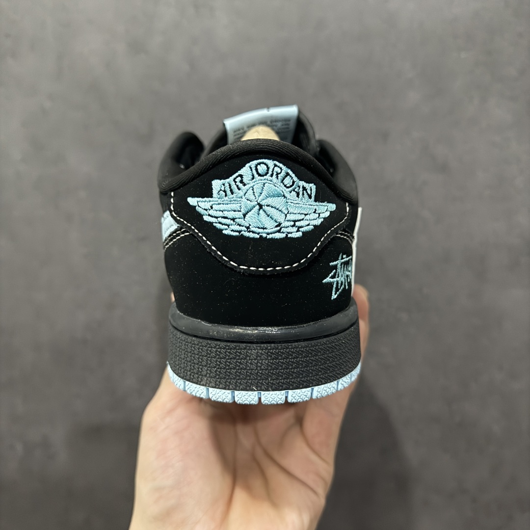 图片[4]-【定制版】Travis Scott x Fragment Design x Air Jordan 1 Low OG SP AJ1 乔1 斯图西联名 黑蒂芙尼 低帮文化休闲板鞋 XS2024-008  #多方联名合作融合了Travis Scott 独特的音乐风格，藤原浩个性的设计风格以及Jordan品牌的经典元素 使其成为一双具有独特身份和价值的鞋子 清新而立体的外观加上联名标识更突出了其独特身份 这种配色方案显示出活力和时尚感 在视觉上引人注目 鞋身的质感和细腻的细节处理使其显得高端而格调十足 这款“倒钩”联名是设计与创意完美结合 融合多方的个性风格是一款备受瞩目的潮流鞋款  尺码：36 36.5 37.5 38 38.5 39 40 40.5 41 42 42.5 43 44 44.5 45-选品中心
