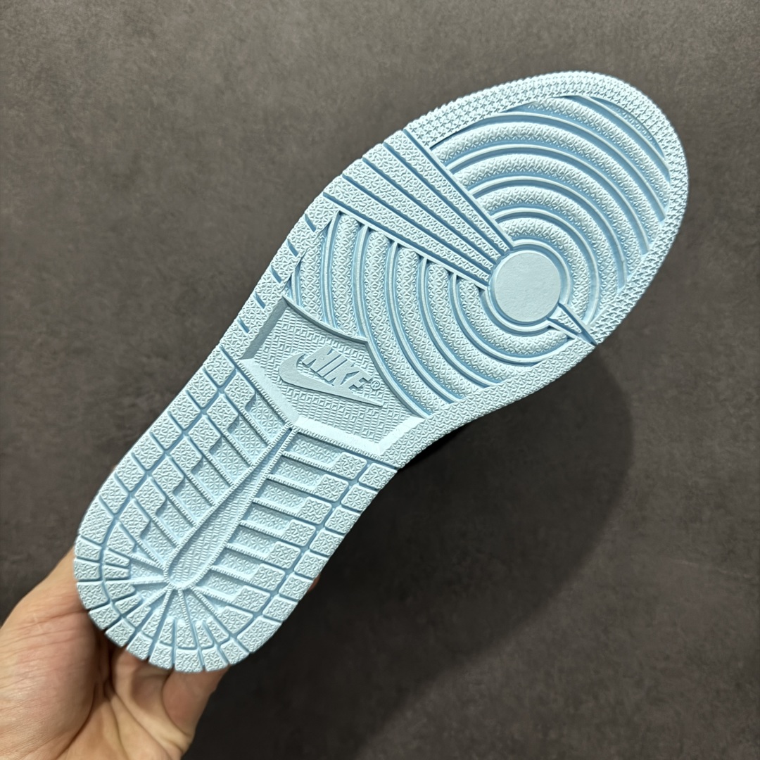 图片[9]-【定制版】Travis Scott x Fragment Design x Air Jordan 1 Low OG SP AJ1 乔1 斯图西联名 黑蒂芙尼 低帮文化休闲板鞋 XS2024-008  #多方联名合作融合了Travis Scott 独特的音乐风格，藤原浩个性的设计风格以及Jordan品牌的经典元素 使其成为一双具有独特身份和价值的鞋子 清新而立体的外观加上联名标识更突出了其独特身份 这种配色方案显示出活力和时尚感 在视觉上引人注目 鞋身的质感和细腻的细节处理使其显得高端而格调十足 这款“倒钩”联名是设计与创意完美结合 融合多方的个性风格是一款备受瞩目的潮流鞋款  尺码：36 36.5 37.5 38 38.5 39 40 40.5 41 42 42.5 43 44 44.5 45-选品中心