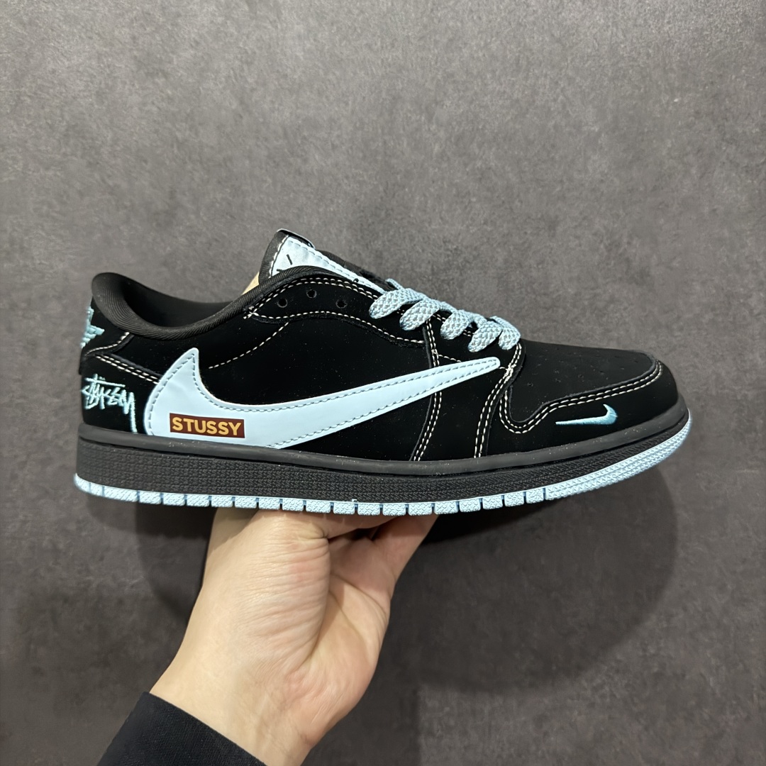 【定制版】Travis Scott x Fragment Design x Air Jordan 1 Low OG SP AJ1 乔1 斯图西联名 黑蒂芙尼 低帮文化休闲板鞋 XS2024-008  #多方联名合作融合了Travis Scott 独特的音乐风格,藤原浩个性的设计风格以及Jordan品牌的经典元素 使其成为一双具有独特身份和价值的鞋子 清新而立体的外观加上联名标识更突出了其独特身份 这种配色方案显示出活力和时尚感 在视觉上引人注目 鞋身的质感和细腻的细节处理使其显得高端而格调十足 这款“倒钩”联名是设计与创意完美结合 融合多方的个性风格是一款备受瞩目的潮流鞋款  尺码:36 36.5 37.5 38 38.5 39 40 40.5 41 42 42.5 43 44 44.5 45-选品中心