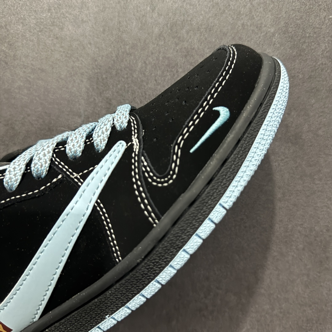 图片[5]-【定制版】Travis Scott x Fragment Design x Air Jordan 1 Low OG SP AJ1 乔1 斯图西联名 黑蒂芙尼 低帮文化休闲板鞋 XS2024-008  #多方联名合作融合了Travis Scott 独特的音乐风格，藤原浩个性的设计风格以及Jordan品牌的经典元素 使其成为一双具有独特身份和价值的鞋子 清新而立体的外观加上联名标识更突出了其独特身份 这种配色方案显示出活力和时尚感 在视觉上引人注目 鞋身的质感和细腻的细节处理使其显得高端而格调十足 这款“倒钩”联名是设计与创意完美结合 融合多方的个性风格是一款备受瞩目的潮流鞋款  尺码：36 36.5 37.5 38 38.5 39 40 40.5 41 42 42.5 43 44 44.5 45-选品中心