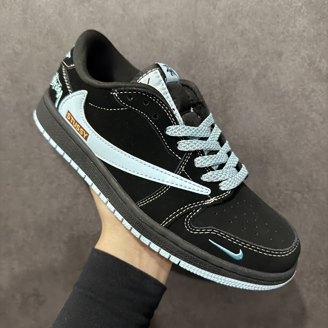 图片[3]-【定制版】Travis Scott x Fragment Design x Air Jordan 1 Low OG SP AJ1 乔1 斯图西联名 黑蒂芙尼 低帮文化休闲板鞋 XS2024-008  #多方联名合作融合了Travis Scott 独特的音乐风格，藤原浩个性的设计风格以及Jordan品牌的经典元素 使其成为一双具有独特身份和价值的鞋子 清新而立体的外观加上联名标识更突出了其独特身份 这种配色方案显示出活力和时尚感 在视觉上引人注目 鞋身的质感和细腻的细节处理使其显得高端而格调十足 这款“倒钩”联名是设计与创意完美结合 融合多方的个性风格是一款备受瞩目的潮流鞋款  尺码：36 36.5 37.5 38 38.5 39 40 40.5 41 42 42.5 43 44 44.5 45-选品中心