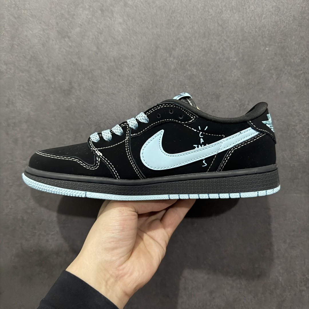 图片[2]-【定制版】Travis Scott x Fragment Design x Air Jordan 1 Low OG SP AJ1 乔1 斯图西联名 黑蒂芙尼 低帮文化休闲板鞋 XS2024-008  #多方联名合作融合了Travis Scott 独特的音乐风格，藤原浩个性的设计风格以及Jordan品牌的经典元素 使其成为一双具有独特身份和价值的鞋子 清新而立体的外观加上联名标识更突出了其独特身份 这种配色方案显示出活力和时尚感 在视觉上引人注目 鞋身的质感和细腻的细节处理使其显得高端而格调十足 这款“倒钩”联名是设计与创意完美结合 融合多方的个性风格是一款备受瞩目的潮流鞋款  尺码：36 36.5 37.5 38 38.5 39 40 40.5 41 42 42.5 43 44 44.5 45-选品中心