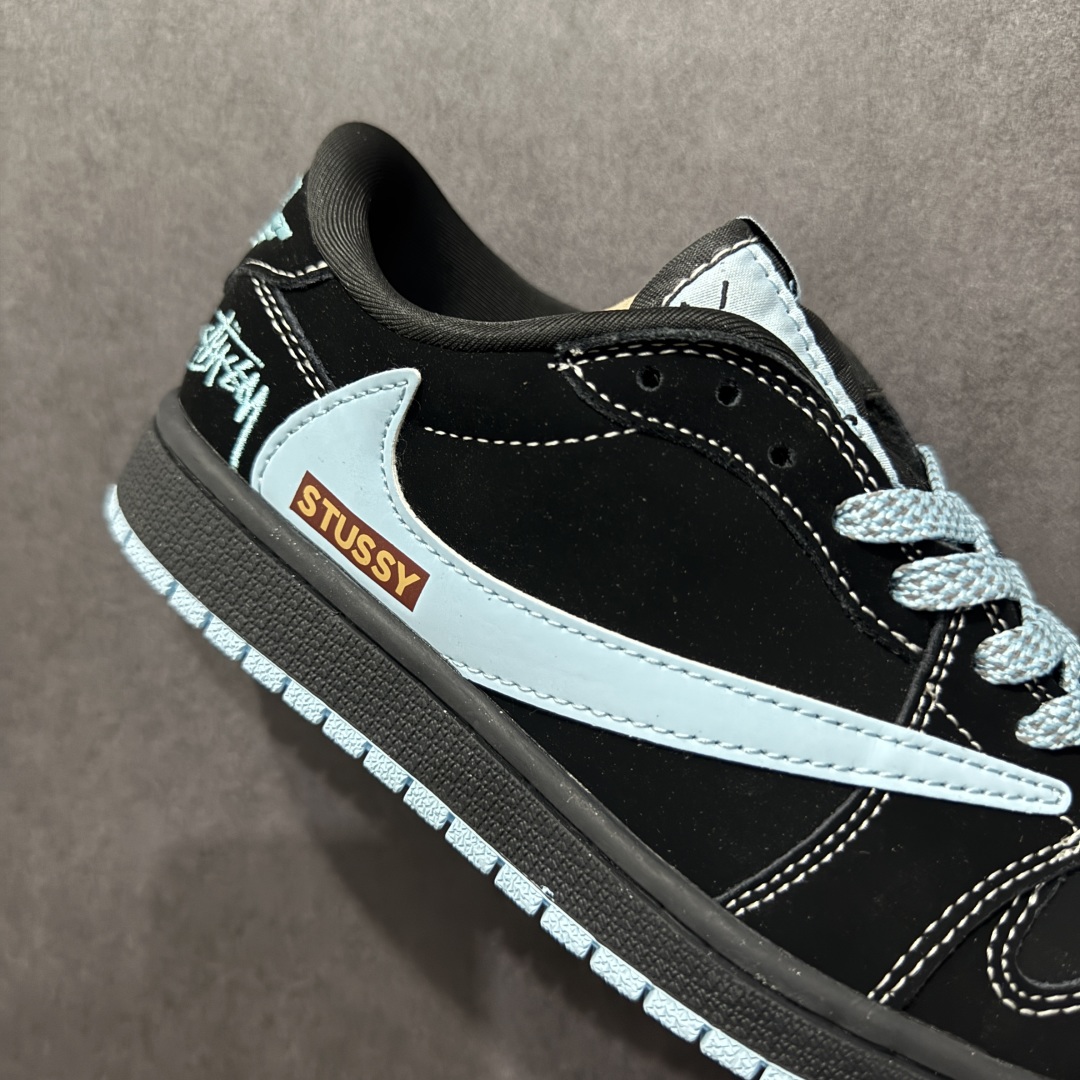 图片[6]-【定制版】Travis Scott x Fragment Design x Air Jordan 1 Low OG SP AJ1 乔1 斯图西联名 黑蒂芙尼 低帮文化休闲板鞋 XS2024-008  #多方联名合作融合了Travis Scott 独特的音乐风格，藤原浩个性的设计风格以及Jordan品牌的经典元素 使其成为一双具有独特身份和价值的鞋子 清新而立体的外观加上联名标识更突出了其独特身份 这种配色方案显示出活力和时尚感 在视觉上引人注目 鞋身的质感和细腻的细节处理使其显得高端而格调十足 这款“倒钩”联名是设计与创意完美结合 融合多方的个性风格是一款备受瞩目的潮流鞋款  尺码：36 36.5 37.5 38 38.5 39 40 40.5 41 42 42.5 43 44 44.5 45-选品中心