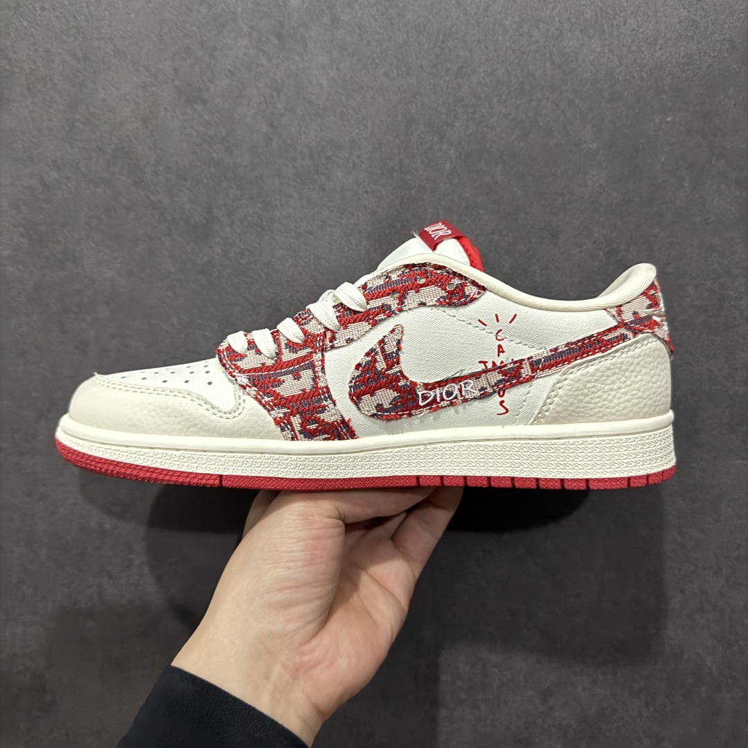 图片[2]-【定制版】Travis Scott x Fragment Design x Air Jordan 1 Low OG SP AJ1 乔1 迪奥联名 米红针织 低帮文化休闲板鞋 XS2024-042  #多方联名合作融合了Travis Scott 独特的音乐风格，藤原浩个性的设计风格以及Jordan品牌的经典元素 使其成为一双具有独特身份和价值的鞋子 清新而立体的外观加上联名标识更突出了其独特身份 这种配色方案显示出活力和时尚感 在视觉上引人注目 鞋身的质感和细腻的细节处理使其显得高端而格调十足 这款“倒钩”联名是设计与创意完美结合 融合多方的个性风格是一款备受瞩目的潮流鞋款  尺码：36 36.5 37.5 38 38.5 39 40 40.5 41 42 42.5 43 44 44.5 45-选品中心