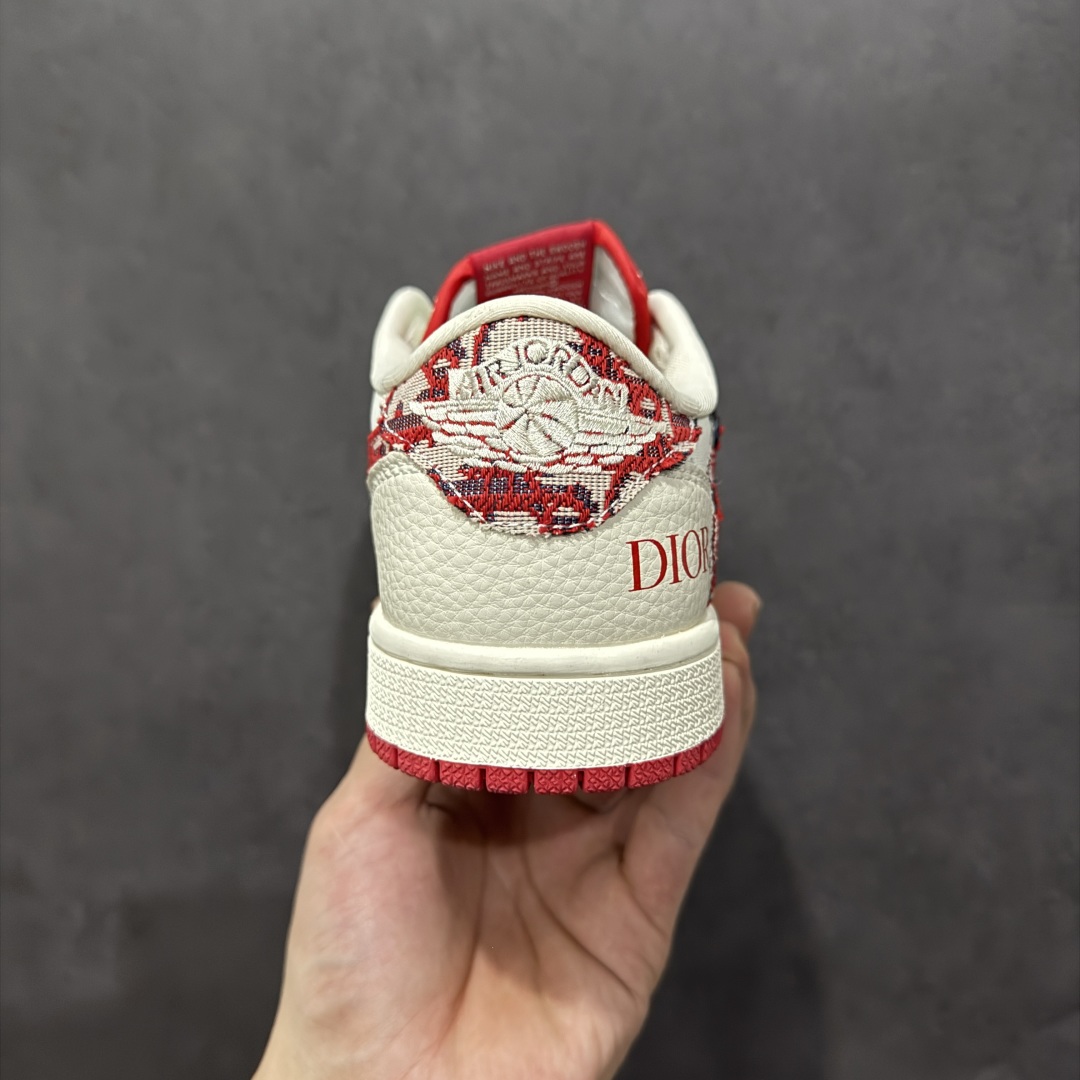 图片[4]-【定制版】Travis Scott x Fragment Design x Air Jordan 1 Low OG SP AJ1 乔1 迪奥联名 米红针织 低帮文化休闲板鞋 XS2024-042  #多方联名合作融合了Travis Scott 独特的音乐风格，藤原浩个性的设计风格以及Jordan品牌的经典元素 使其成为一双具有独特身份和价值的鞋子 清新而立体的外观加上联名标识更突出了其独特身份 这种配色方案显示出活力和时尚感 在视觉上引人注目 鞋身的质感和细腻的细节处理使其显得高端而格调十足 这款“倒钩”联名是设计与创意完美结合 融合多方的个性风格是一款备受瞩目的潮流鞋款  尺码：36 36.5 37.5 38 38.5 39 40 40.5 41 42 42.5 43 44 44.5 45-选品中心