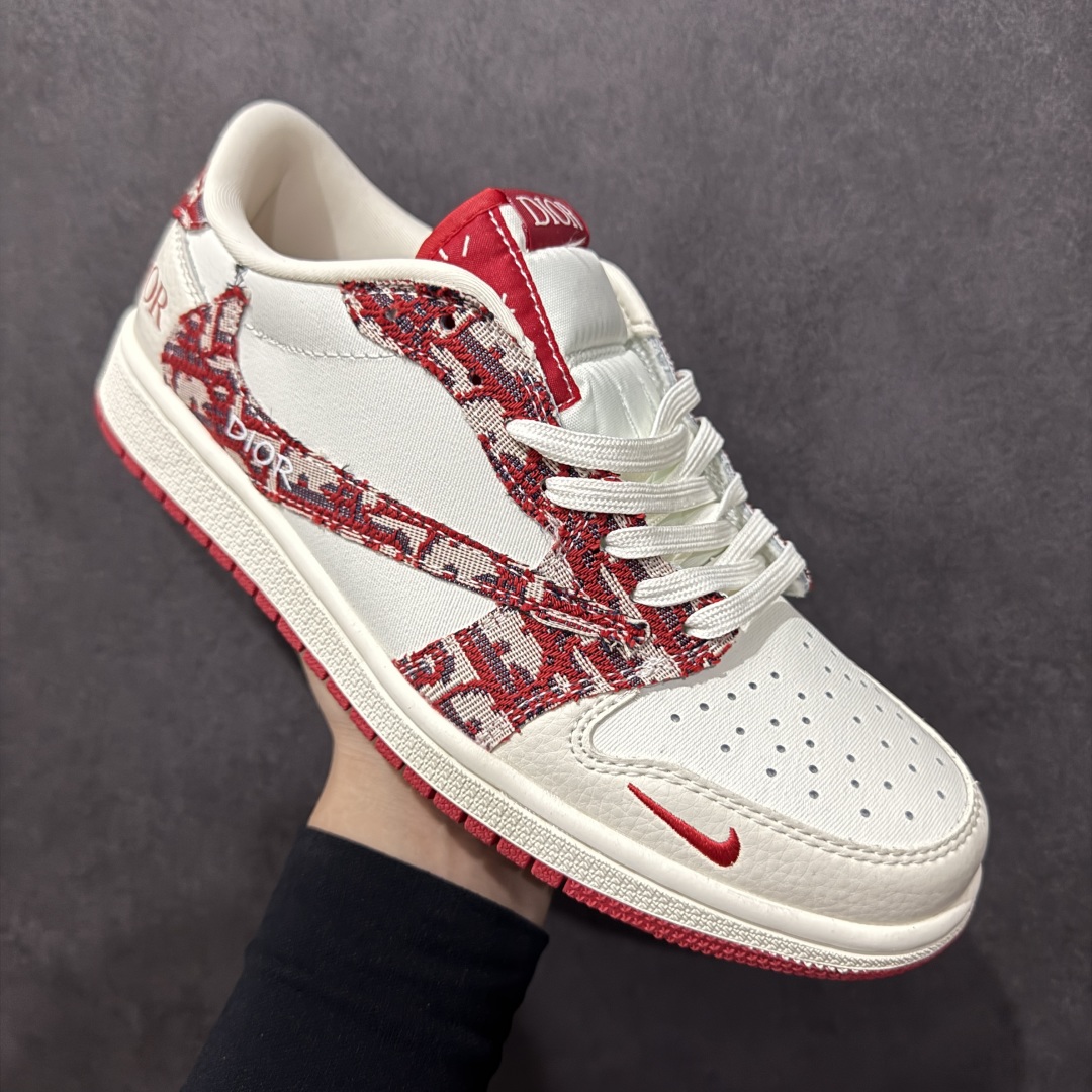 图片[3]-【定制版】Travis Scott x Fragment Design x Air Jordan 1 Low OG SP AJ1 乔1 迪奥联名 米红针织 低帮文化休闲板鞋 XS2024-042  #多方联名合作融合了Travis Scott 独特的音乐风格，藤原浩个性的设计风格以及Jordan品牌的经典元素 使其成为一双具有独特身份和价值的鞋子 清新而立体的外观加上联名标识更突出了其独特身份 这种配色方案显示出活力和时尚感 在视觉上引人注目 鞋身的质感和细腻的细节处理使其显得高端而格调十足 这款“倒钩”联名是设计与创意完美结合 融合多方的个性风格是一款备受瞩目的潮流鞋款  尺码：36 36.5 37.5 38 38.5 39 40 40.5 41 42 42.5 43 44 44.5 45-选品中心