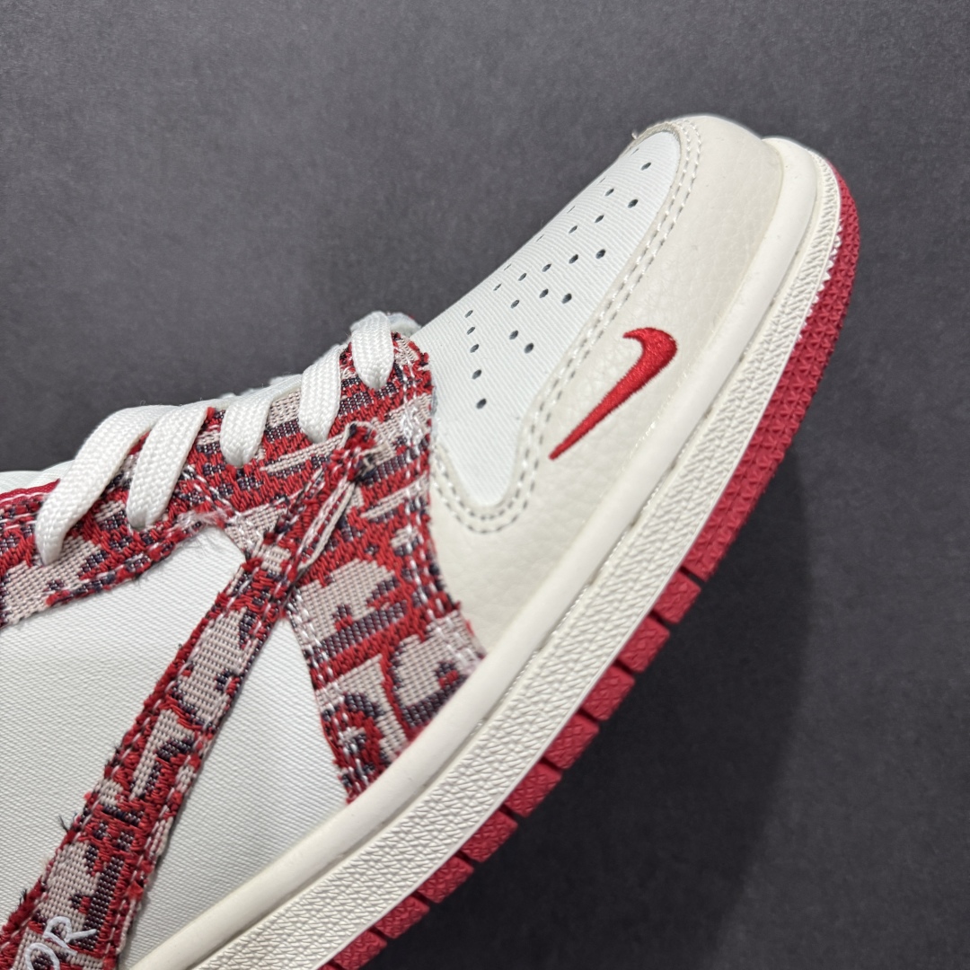 图片[5]-【定制版】Travis Scott x Fragment Design x Air Jordan 1 Low OG SP AJ1 乔1 迪奥联名 米红针织 低帮文化休闲板鞋 XS2024-042  #多方联名合作融合了Travis Scott 独特的音乐风格，藤原浩个性的设计风格以及Jordan品牌的经典元素 使其成为一双具有独特身份和价值的鞋子 清新而立体的外观加上联名标识更突出了其独特身份 这种配色方案显示出活力和时尚感 在视觉上引人注目 鞋身的质感和细腻的细节处理使其显得高端而格调十足 这款“倒钩”联名是设计与创意完美结合 融合多方的个性风格是一款备受瞩目的潮流鞋款  尺码：36 36.5 37.5 38 38.5 39 40 40.5 41 42 42.5 43 44 44.5 45-选品中心