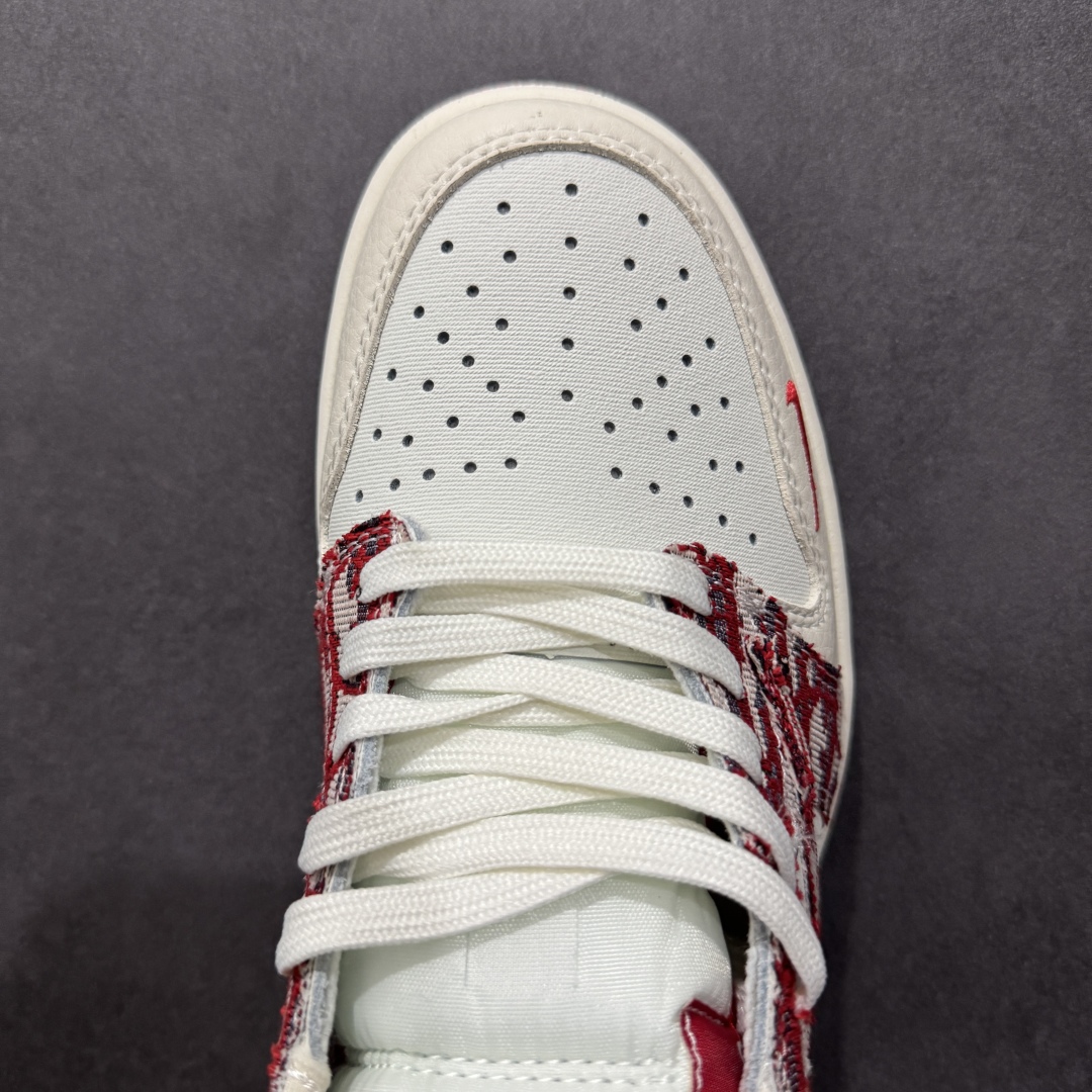 图片[8]-【定制版】Travis Scott x Fragment Design x Air Jordan 1 Low OG SP AJ1 乔1 迪奥联名 米红针织 低帮文化休闲板鞋 XS2024-042  #多方联名合作融合了Travis Scott 独特的音乐风格，藤原浩个性的设计风格以及Jordan品牌的经典元素 使其成为一双具有独特身份和价值的鞋子 清新而立体的外观加上联名标识更突出了其独特身份 这种配色方案显示出活力和时尚感 在视觉上引人注目 鞋身的质感和细腻的细节处理使其显得高端而格调十足 这款“倒钩”联名是设计与创意完美结合 融合多方的个性风格是一款备受瞩目的潮流鞋款  尺码：36 36.5 37.5 38 38.5 39 40 40.5 41 42 42.5 43 44 44.5 45-选品中心