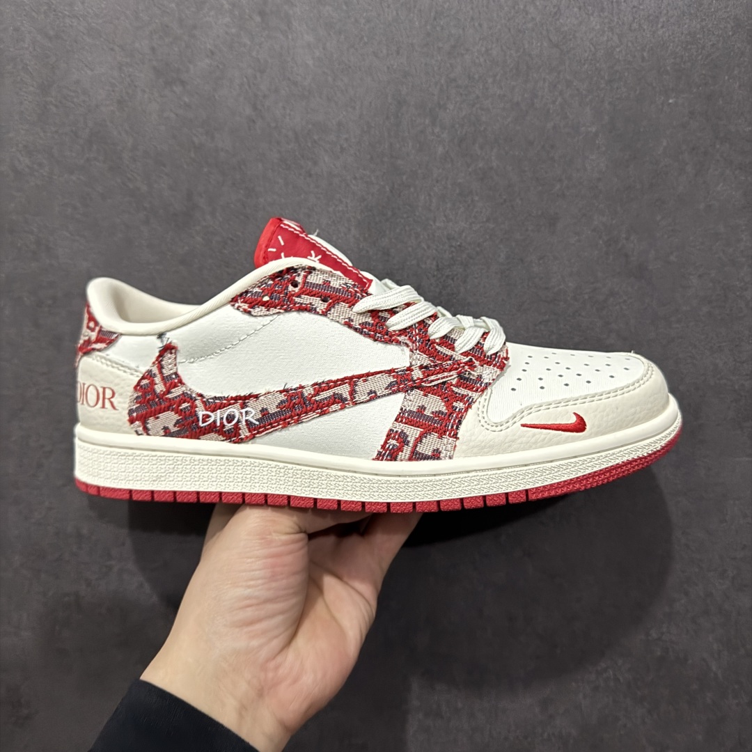 【定制版】Travis Scott x Fragment Design x Air Jordan 1 Low OG SP AJ1 乔1 迪奥联名 米红针织 低帮文化休闲板鞋 XS2024-042  #多方联名合作融合了Travis Scott 独特的音乐风格，藤原浩个性的设计风格以及Jordan品牌的经典元素 使其成为一双具有独特身份和价值的鞋子 清新而立体的外观加上联名标识更突出了其独特身份 这种配色方案显示出活力和时尚感 在视觉上引人注目 鞋身的质感和细腻的细节处理使其显得高端而格调十足 这款“倒钩”联名是设计与创意完美结合 融合多方的个性风格是一款备受瞩目的潮流鞋款  尺码：36 36.5 37.5 38 38.5 39 40 40.5 41 42 42.5 43 44 44.5 45-选品中心