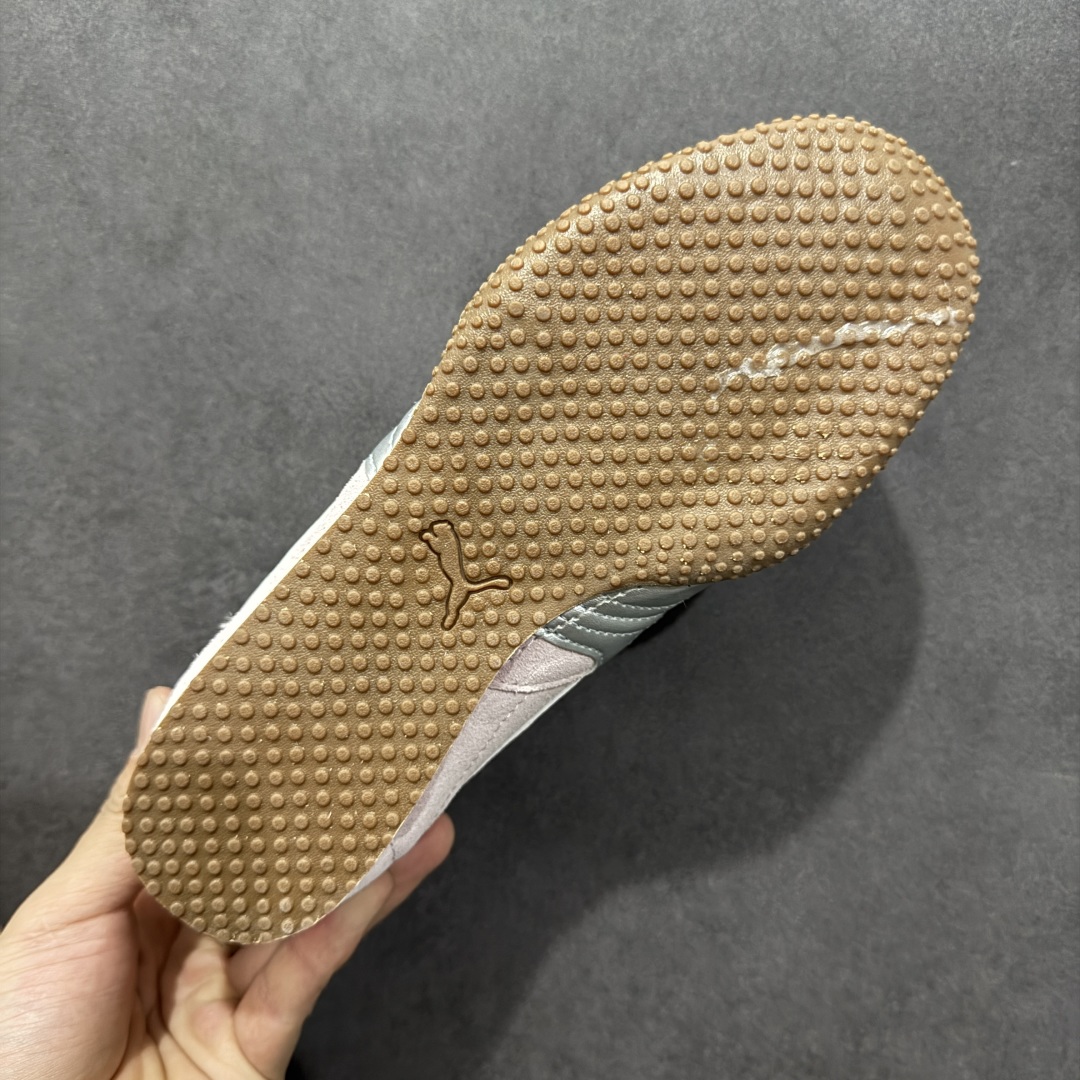 图片[9]-【公司级】Puma Bella UT Leather 防滑耐磨低帮德训板鞋 孔眼底座和脚趾凸起由绒面革材料制成 支持侧踏时的踏步工作 脚背和侧板采用尼龙网布 即使在健身房等使用环境中也能确保透气性 像吸盘一样的设计是为了提高体育馆表面的抓地力性能 货号： 402980-01 尺码： 35.5 36 36.5 37.5 38 38.5 39 40 40.5 41 42 42.5 43 44 45-选品中心