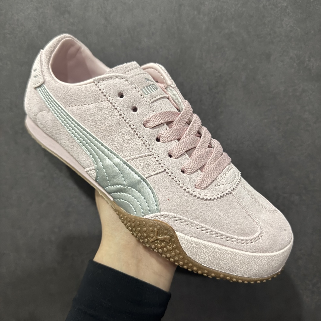 图片[3]-【公司级】Puma Bella UT Leather 防滑耐磨低帮德训板鞋 孔眼底座和脚趾凸起由绒面革材料制成 支持侧踏时的踏步工作 脚背和侧板采用尼龙网布 即使在健身房等使用环境中也能确保透气性 像吸盘一样的设计是为了提高体育馆表面的抓地力性能 货号： 402980-01 尺码： 35.5 36 36.5 37.5 38 38.5 39 40 40.5 41 42 42.5 43 44 45-选品中心