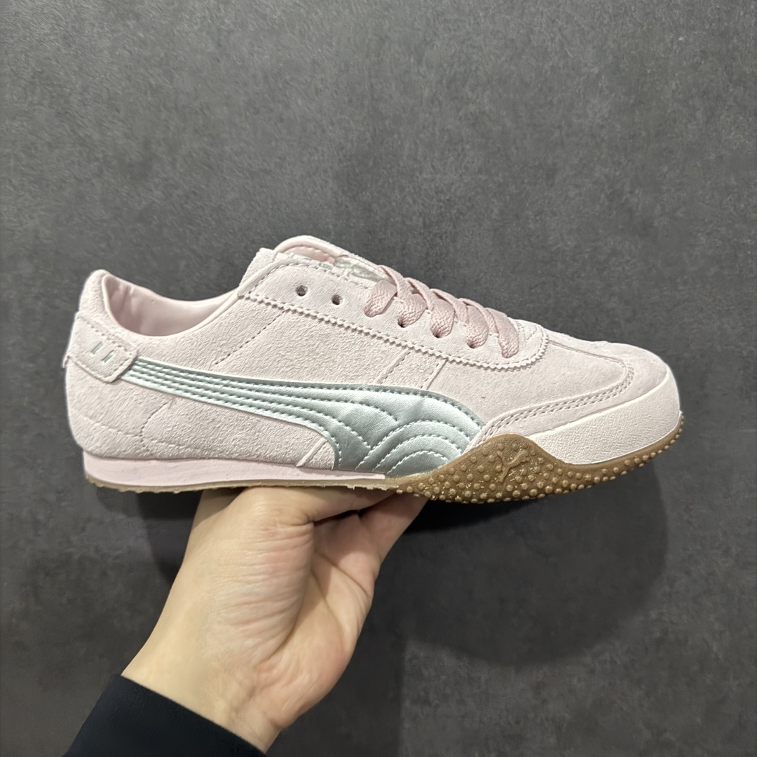 【公司级】Puma Bella UT Leather 防滑耐磨低帮德训板鞋 孔眼底座和脚趾凸起由绒面革材料制成 支持侧踏时的踏步工作 脚背和侧板采用尼龙网布 即使在健身房等使用环境中也能确保透气性 像吸盘一样的设计是为了提高体育馆表面的抓地力性能 货号: 402980-01 尺码: 35.5 36 36.5 37.5 38 38.5 39 40 40.5 41 42 42.5 43 44 45-选品中心