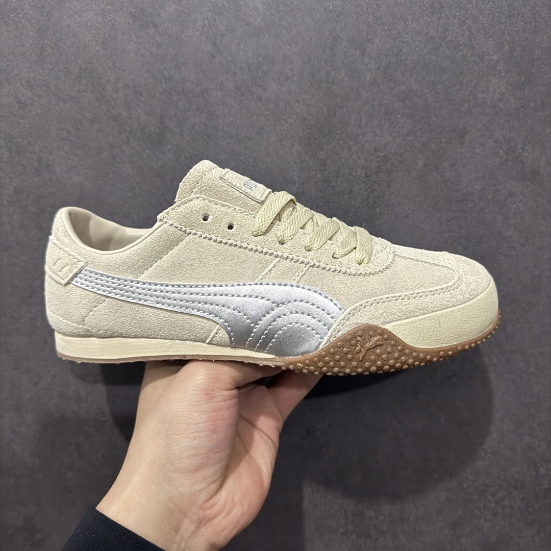 【公司级】Puma Bella UT Leather 防滑耐磨低帮德训板鞋 孔眼底座和脚趾凸起由绒面革材料制成 支持侧踏时的踏步工作 脚背和侧板采用尼龙网布 即使在健身房等使用环境中也能确保透气性 像吸盘一样的设计是为了提高体育馆表面的抓地力性能 货号: 402980-02 尺码: 35.5 36 36.5 37.5 38 38.5 39 40 40.5 41 42 42.5 43 44 45-选品中心