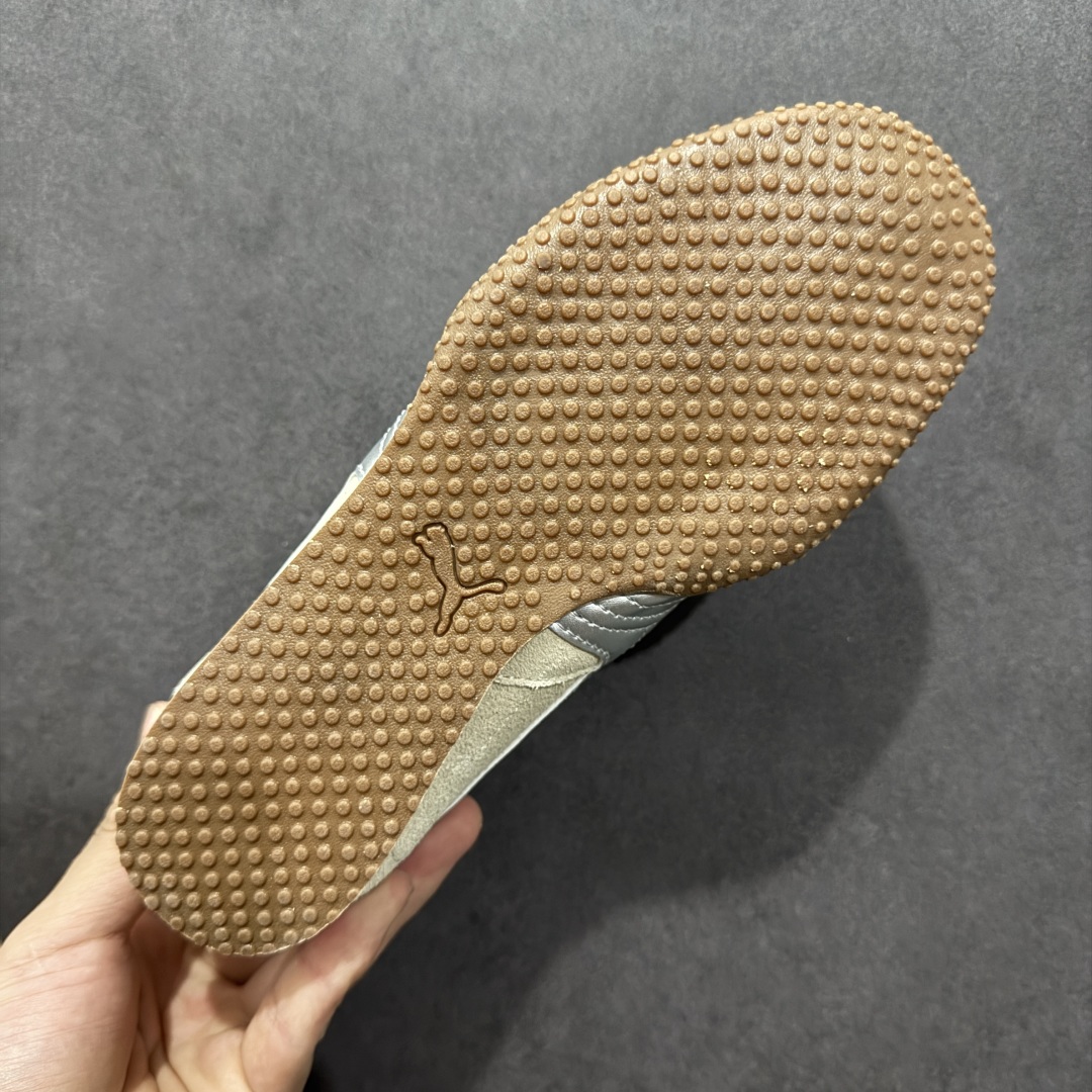 图片[9]-【公司级】Puma Bella UT Leather 防滑耐磨低帮德训板鞋 孔眼底座和脚趾凸起由绒面革材料制成 支持侧踏时的踏步工作 脚背和侧板采用尼龙网布 即使在健身房等使用环境中也能确保透气性 像吸盘一样的设计是为了提高体育馆表面的抓地力性能 货号： 402980-02 尺码： 35.5 36 36.5 37.5 38 38.5 39 40 40.5 41 42 42.5 43 44 45-选品中心