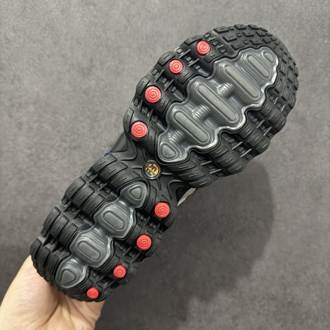 图片[9]-【纯原YH版】NK Air Max DN8 全掌科技气垫 缓震运动跑鞋FQ7860-010 DN8的核心亮点在于其八腔气垫结构 根据不同部位设定的气压值专为行走设计 提供卓越的舒适感 鞋面的设计让人联想到上世纪90年代末至2000年代初的多款Air Max 中底上系列圆形孔洞引发了热议 不少人将其与竞争品牌的缓震技术进行比较 例如K-SWISS 2010年代初推出的Tubes技 及以多孔鞋底闻名的品牌 尺码：36 36.5 37.5 38 38.5 39 40 40.5 41 42 42.5 43 44 44.5 45-选品中心