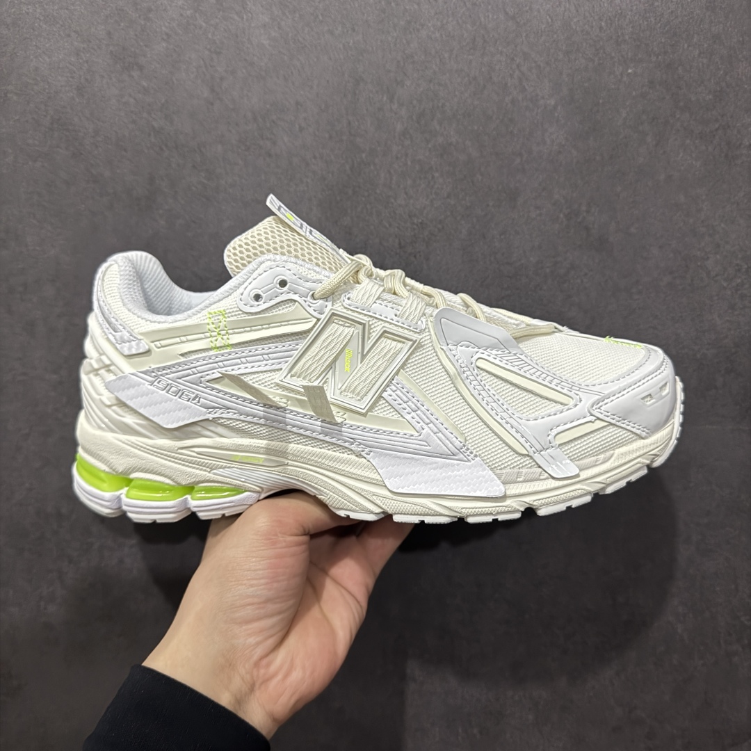【纯原B版】NB新百伦New Balance M1906R M1906RAP 系列复古老爹风休闲运动慢跑鞋 M1906AE 高度复刻原厂大底 追求极致完美 每一双都是工艺品 采用轻质牛剖革拼接透气网眼衬垫织物鞋面材质 T-Beam大底提供足步弓支撑,保持步态稳定#后跟搭载外露缓震胶 鞋身整体以各种深浅不一的灰色覆盖,鞋头以淡蓝色调装饰,网眼衬垫通过不规律的色块实现做旧的美感,泛黄的鞋底更是进一步增添了复古气息。 尺码:36 37 37.5 38 38.5 39.5 40 40.5 41.5 42 42.5 43 44 45 46.5-选品中心