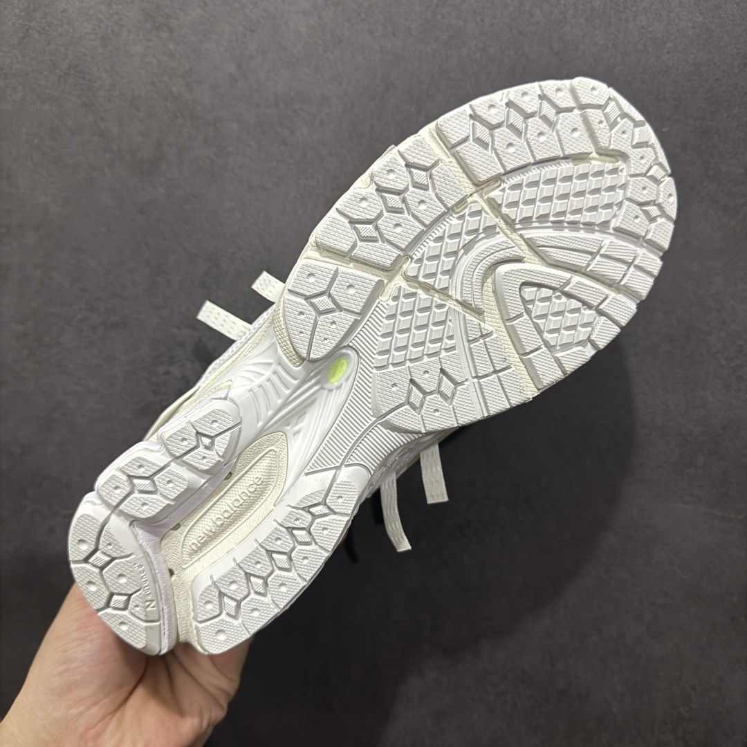 图片[9]-【纯原B版】NB新百伦New Balance M1906R M1906RAP 系列复古老爹风休闲运动慢跑鞋 M1906AE 高度复刻原厂大底 追求极致完美 每一双都是工艺品 采用轻质牛剖革拼接透气网眼衬垫织物鞋面材质 T-Beam大底提供足步弓支撑，保持步态稳定#后跟搭载外露缓震胶 鞋身整体以各种深浅不一的灰色覆盖，鞋头以淡蓝色调装饰，网眼衬垫通过不规律的色块实现做旧的美感，泛黄的鞋底更是进一步增添了复古气息。 尺码：36 37 37.5 38 38.5 39.5 40 40.5 41.5 42 42.5 43 44 45 46.5-选品中心