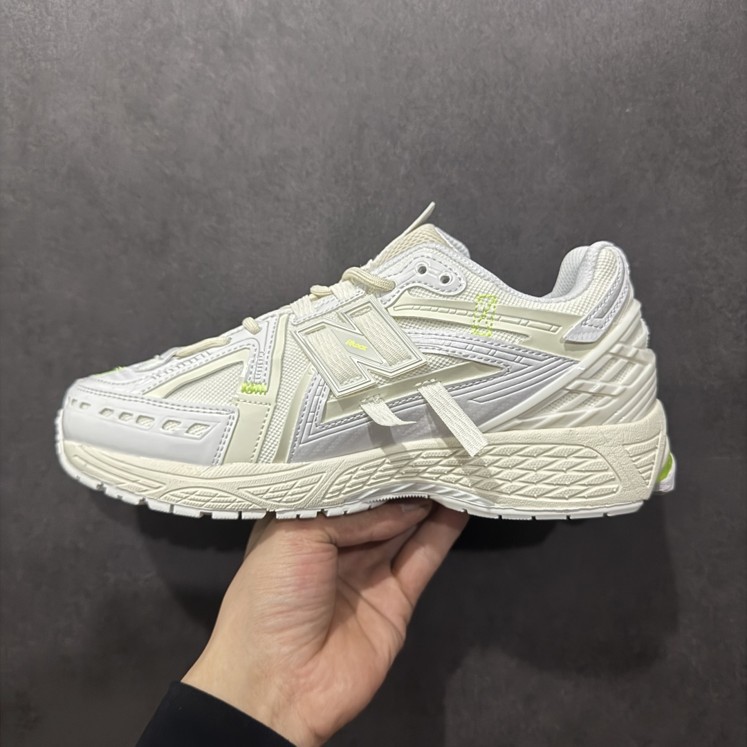 图片[2]-【纯原B版】NB新百伦New Balance M1906R M1906RAP 系列复古老爹风休闲运动慢跑鞋 M1906AE 高度复刻原厂大底 追求极致完美 每一双都是工艺品 采用轻质牛剖革拼接透气网眼衬垫织物鞋面材质 T-Beam大底提供足步弓支撑，保持步态稳定#后跟搭载外露缓震胶 鞋身整体以各种深浅不一的灰色覆盖，鞋头以淡蓝色调装饰，网眼衬垫通过不规律的色块实现做旧的美感，泛黄的鞋底更是进一步增添了复古气息。 尺码：36 37 37.5 38 38.5 39.5 40 40.5 41.5 42 42.5 43 44 45 46.5-选品中心