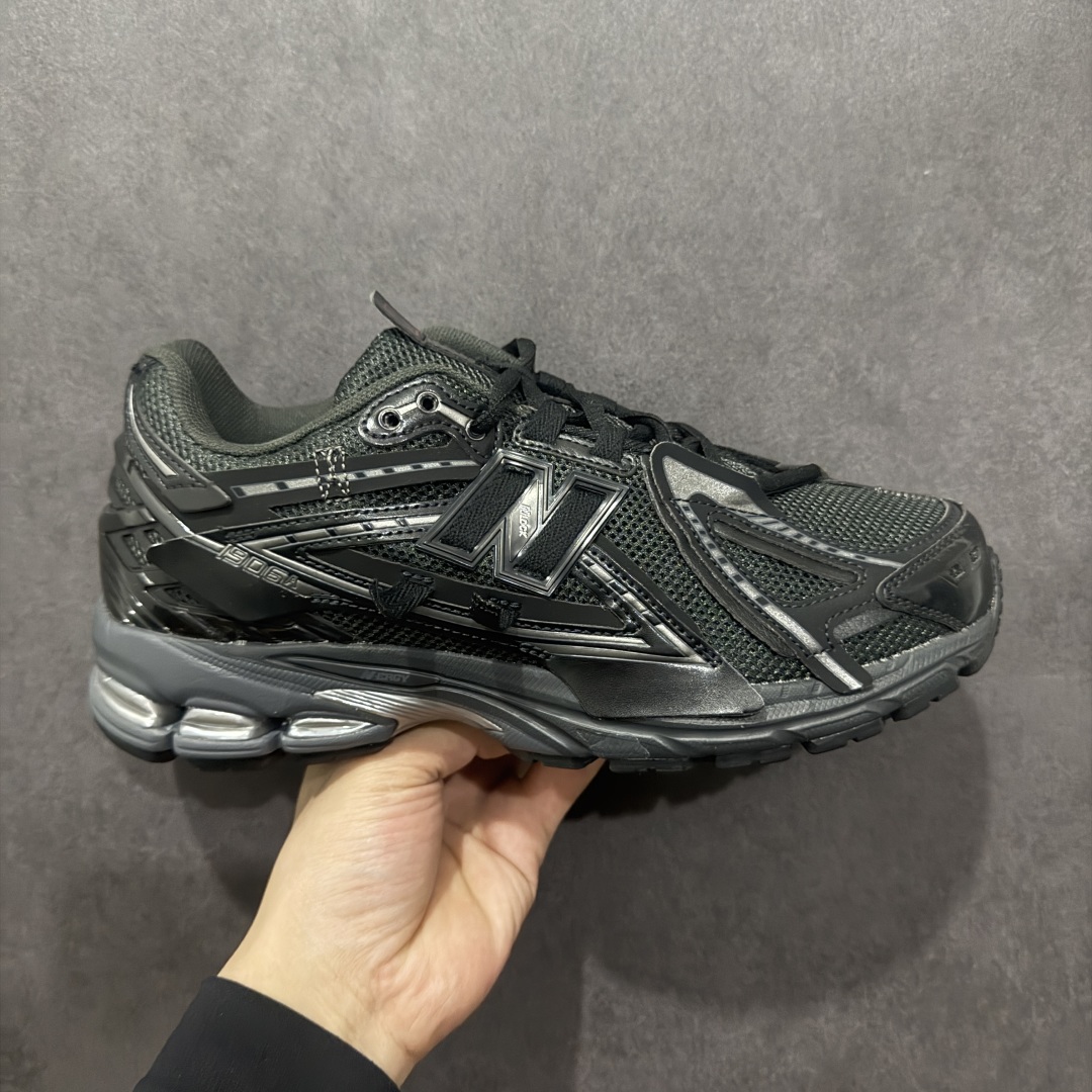 【纯原B版】NB新百伦New Balance M1906R M1906RAP 系列复古老爹风休闲运动慢跑鞋 M1906AF 高度复刻原厂大底 追求极致完美 每一双都是工艺品 采用轻质牛剖革拼接透气网眼衬垫织物鞋面材质 T-Beam大底提供足步弓支撑,保持步态稳定#后跟搭载外露缓震胶 鞋身整体以各种深浅不一的灰色覆盖,鞋头以淡蓝色调装饰,网眼衬垫通过不规律的色块实现做旧的美感,泛黄的鞋底更是进一步增添了复古气息。 尺码:36 37 37.5 38 38.5 39.5 40 40.5 41.5 42 42.5 43 44 45 46.5-选品中心