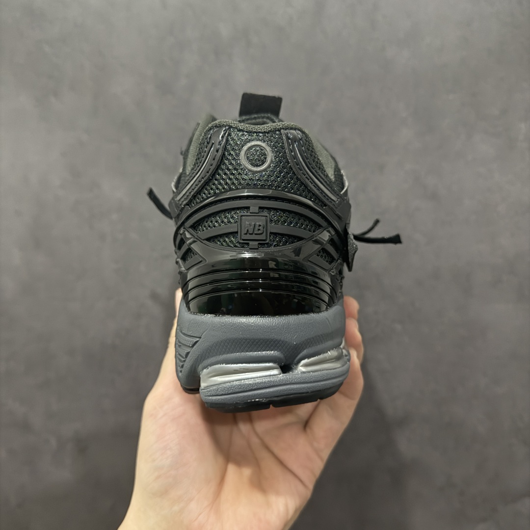 图片[4]-【纯原B版】NB新百伦New Balance M1906R M1906RAP 系列复古老爹风休闲运动慢跑鞋 M1906AF 高度复刻原厂大底 追求极致完美 每一双都是工艺品 采用轻质牛剖革拼接透气网眼衬垫织物鞋面材质 T-Beam大底提供足步弓支撑，保持步态稳定#后跟搭载外露缓震胶 鞋身整体以各种深浅不一的灰色覆盖，鞋头以淡蓝色调装饰，网眼衬垫通过不规律的色块实现做旧的美感，泛黄的鞋底更是进一步增添了复古气息。 尺码：36 37 37.5 38 38.5 39.5 40 40.5 41.5 42 42.5 43 44 45 46.5-选品中心