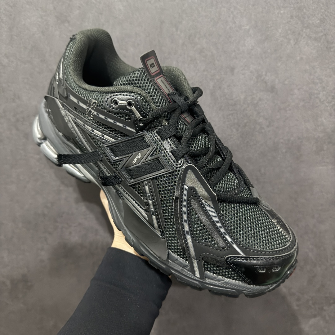 图片[3]-【纯原B版】NB新百伦New Balance M1906R M1906RAP 系列复古老爹风休闲运动慢跑鞋 M1906AF 高度复刻原厂大底 追求极致完美 每一双都是工艺品 采用轻质牛剖革拼接透气网眼衬垫织物鞋面材质 T-Beam大底提供足步弓支撑，保持步态稳定#后跟搭载外露缓震胶 鞋身整体以各种深浅不一的灰色覆盖，鞋头以淡蓝色调装饰，网眼衬垫通过不规律的色块实现做旧的美感，泛黄的鞋底更是进一步增添了复古气息。 尺码：36 37 37.5 38 38.5 39.5 40 40.5 41.5 42 42.5 43 44 45 46.5-选品中心