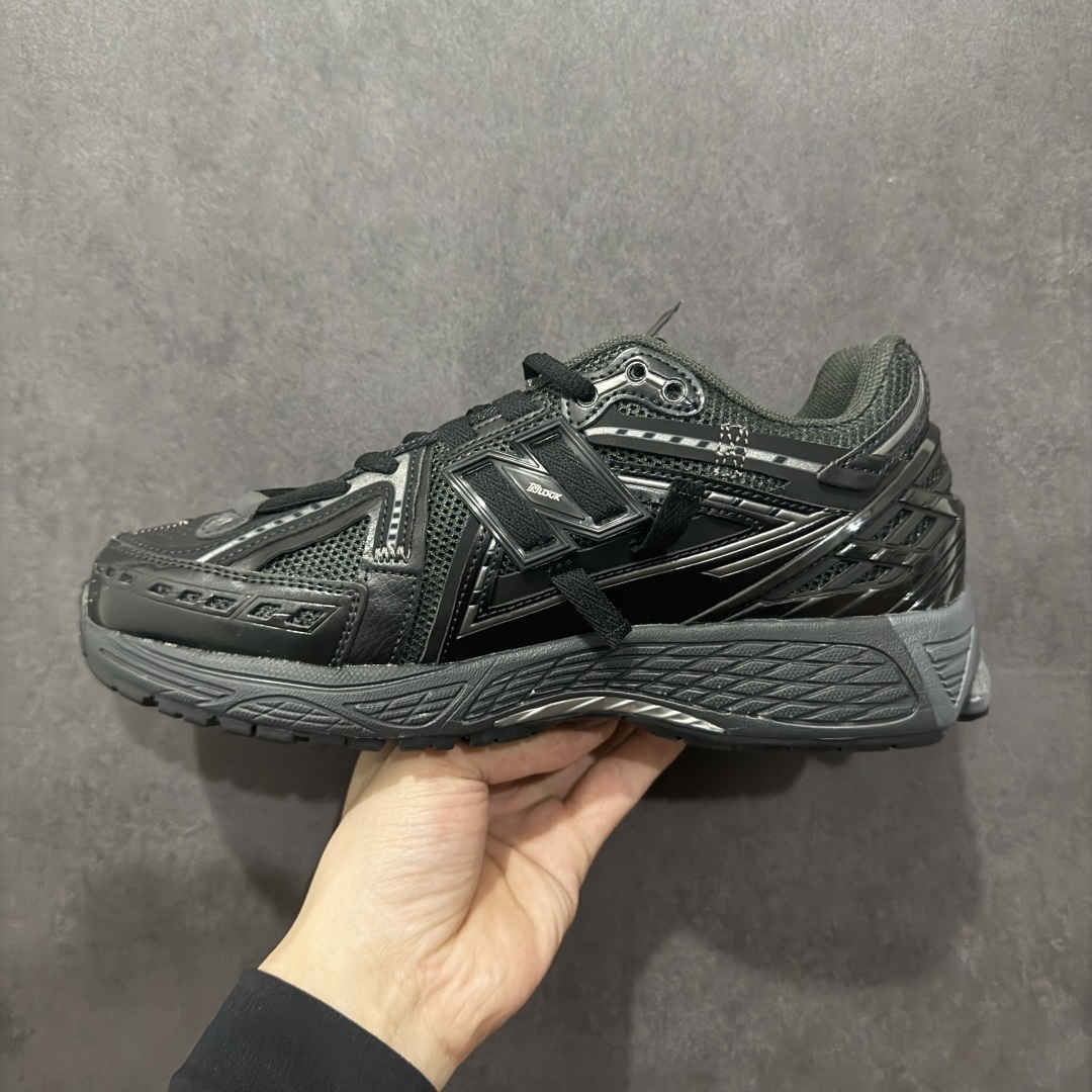 图片[2]-【纯原B版】NB新百伦New Balance M1906R M1906RAP 系列复古老爹风休闲运动慢跑鞋 M1906AF 高度复刻原厂大底 追求极致完美 每一双都是工艺品 采用轻质牛剖革拼接透气网眼衬垫织物鞋面材质 T-Beam大底提供足步弓支撑，保持步态稳定#后跟搭载外露缓震胶 鞋身整体以各种深浅不一的灰色覆盖，鞋头以淡蓝色调装饰，网眼衬垫通过不规律的色块实现做旧的美感，泛黄的鞋底更是进一步增添了复古气息。 尺码：36 37 37.5 38 38.5 39.5 40 40.5 41.5 42 42.5 43 44 45 46.5-选品中心