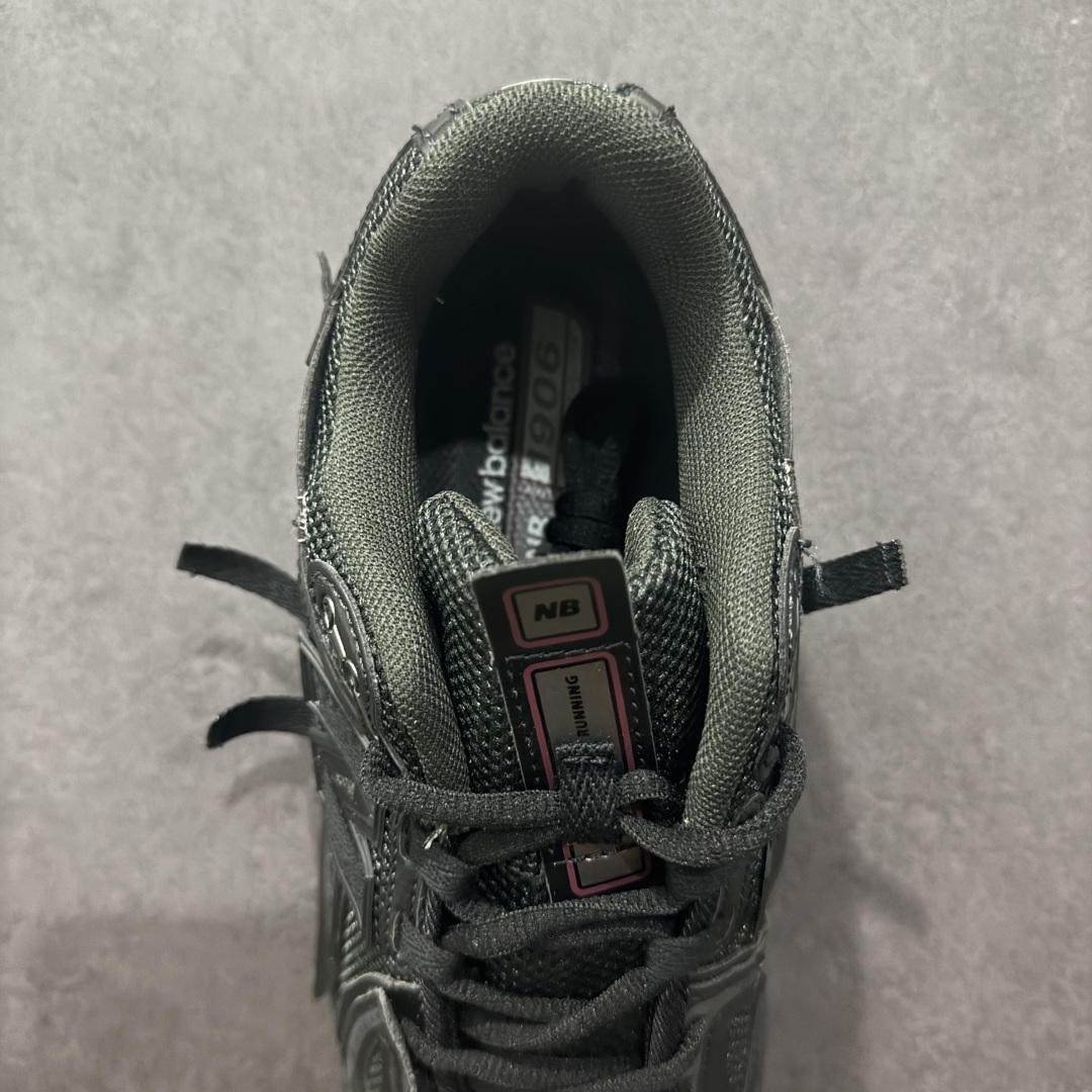 图片[7]-【纯原B版】NB新百伦New Balance M1906R M1906RAP 系列复古老爹风休闲运动慢跑鞋 M1906AF 高度复刻原厂大底 追求极致完美 每一双都是工艺品 采用轻质牛剖革拼接透气网眼衬垫织物鞋面材质 T-Beam大底提供足步弓支撑，保持步态稳定#后跟搭载外露缓震胶 鞋身整体以各种深浅不一的灰色覆盖，鞋头以淡蓝色调装饰，网眼衬垫通过不规律的色块实现做旧的美感，泛黄的鞋底更是进一步增添了复古气息。 尺码：36 37 37.5 38 38.5 39.5 40 40.5 41.5 42 42.5 43 44 45 46.5-选品中心